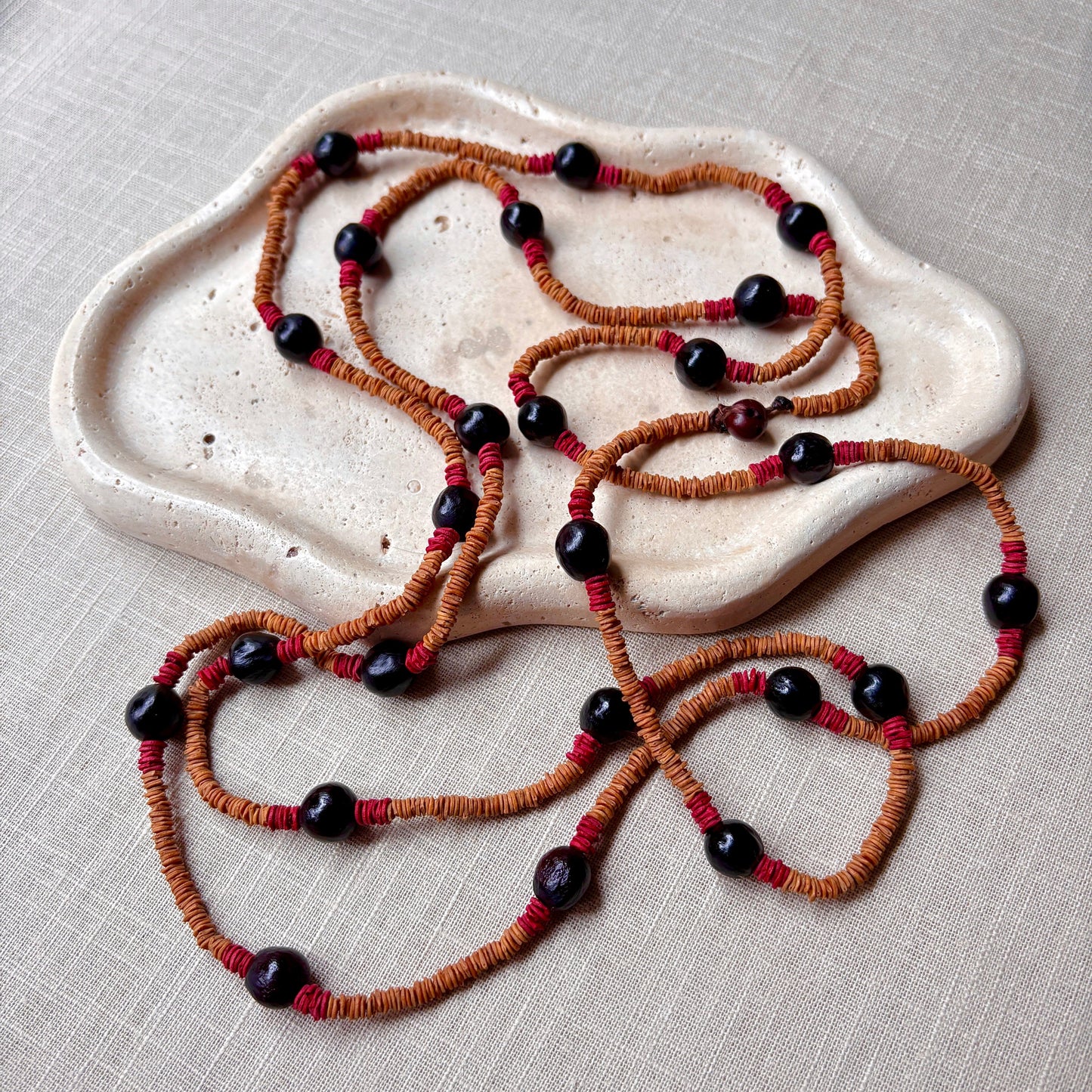 Collier de graines de morototo marron et rouge et saboneteira avec fermoir Collier Communauté Jamaraqua, située sur la rive du fleuve Tapajos, état du Para. 