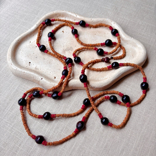 Collier de graines de morototo marron et rouge et saboneteira avec fermoir Collier Communauté Jamaraqua, située sur la rive du fleuve Tapajos, état du Para. 