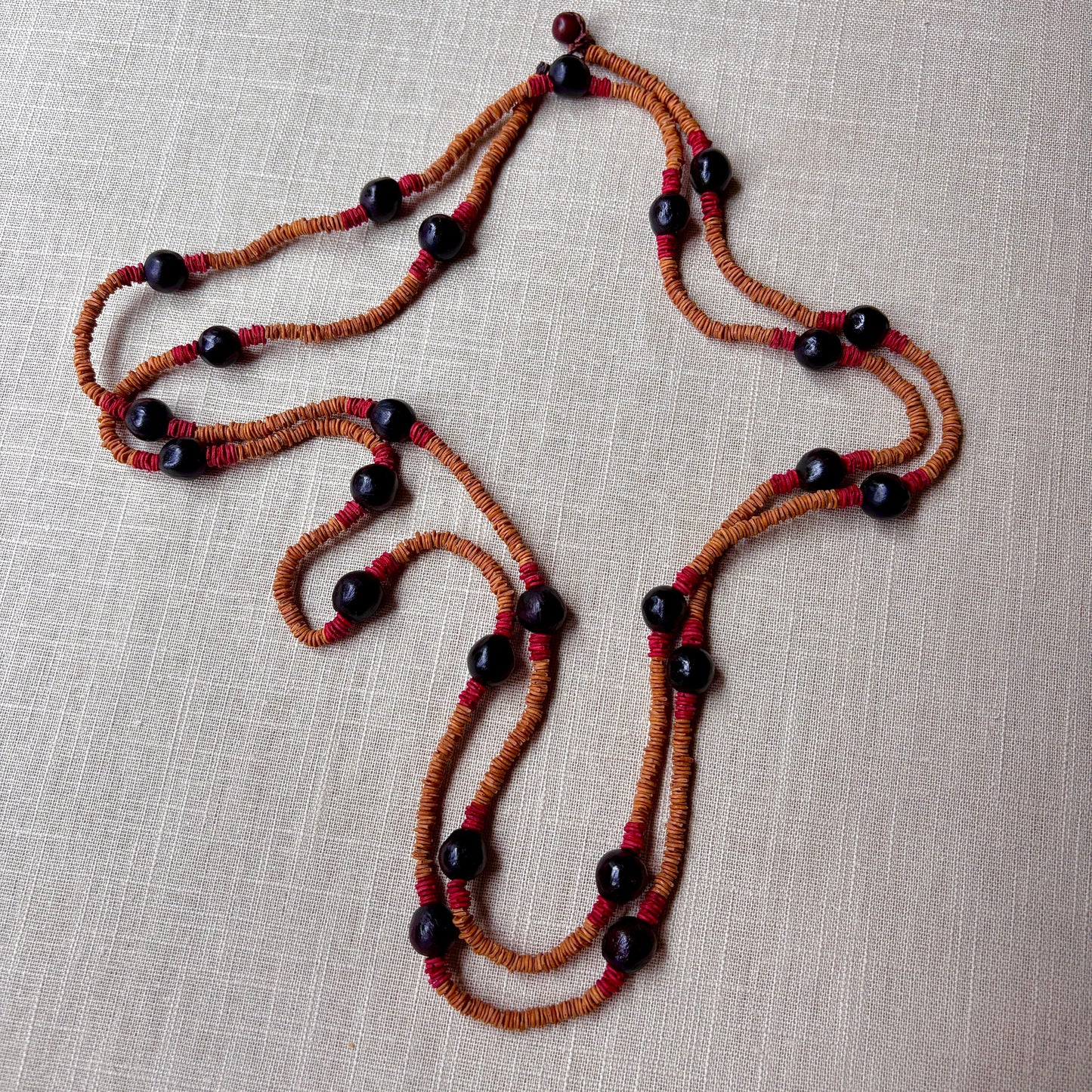 Collier de graines de morototo marron et rouge et saboneteira avec fermoir Collier Communauté Jamaraqua, située sur la rive du fleuve Tapajos, état du Para. 