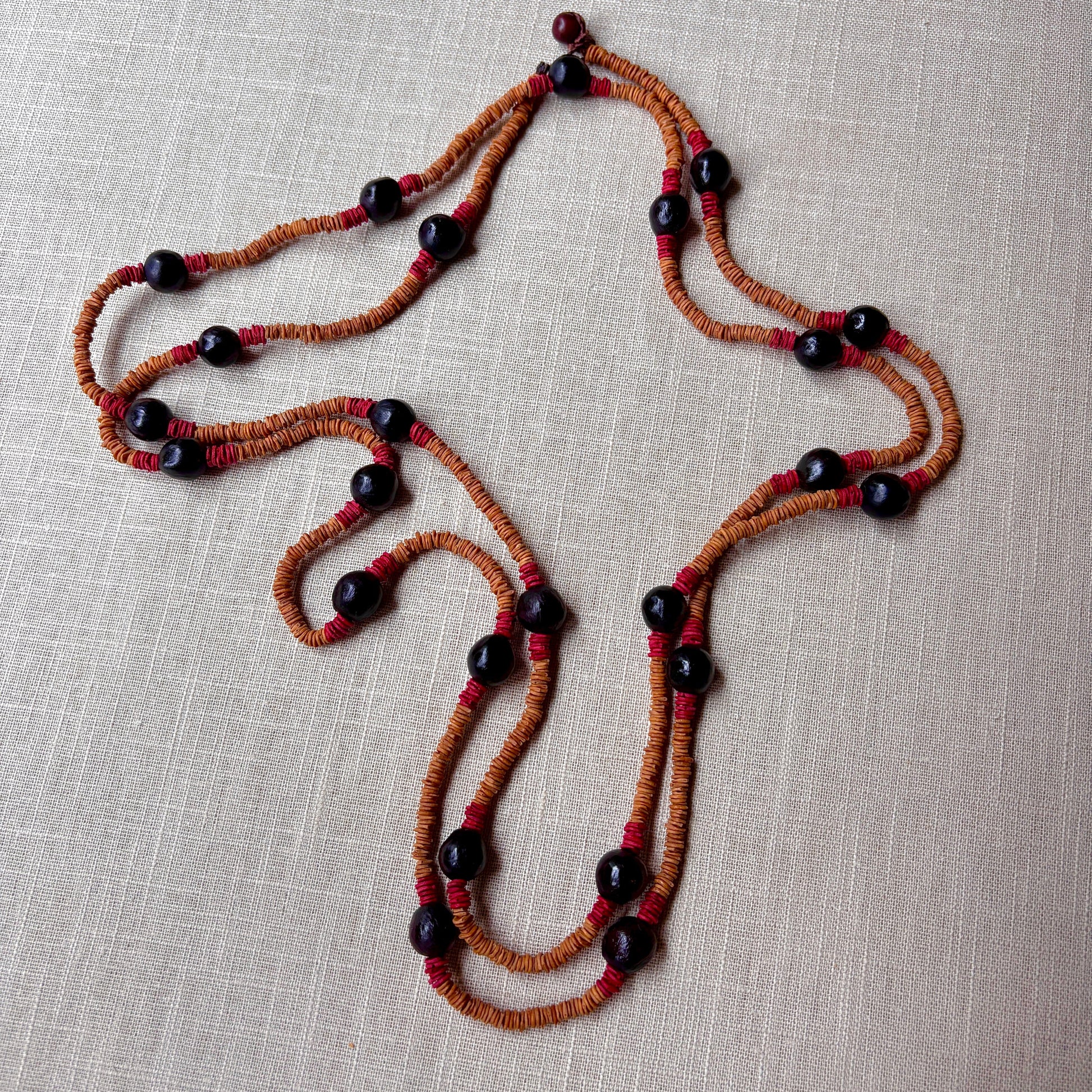 Collier de graines de morototo marron et rouge et saboneteira avec fermoir Collier Communauté Jamaraqua, située sur la rive du fleuve Tapajos, état du Para. 