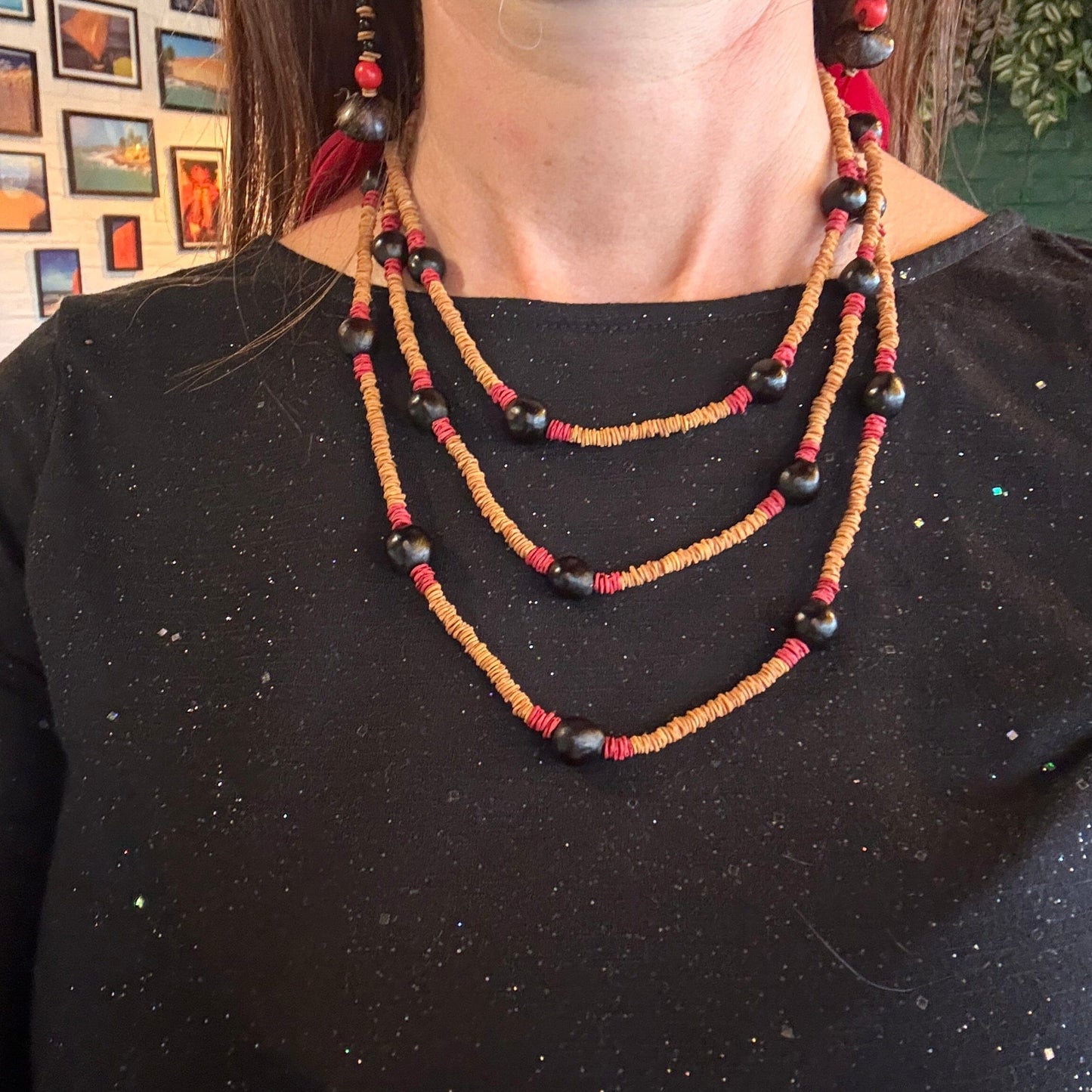 Collier de graines de morototo marron et rouge et saboneteira avec fermoir Collier Communauté Jamaraqua, située sur la rive du fleuve Tapajos, état du Para. 