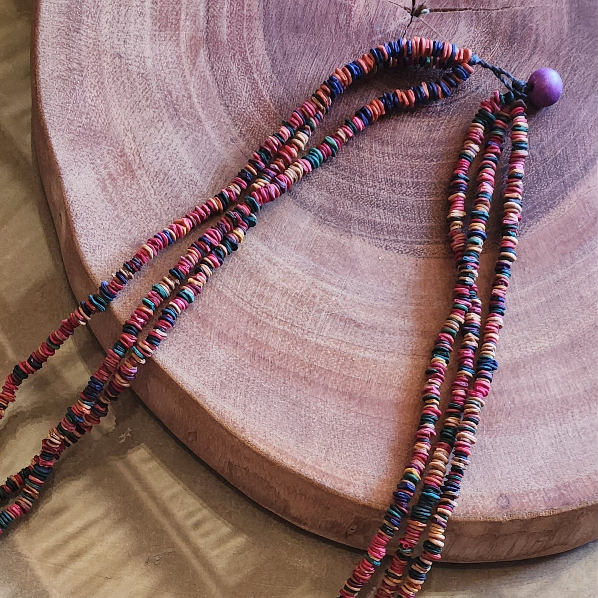 Collier de graines de morototo multicolores 3 lignes et fermeture açai violet - Communauté Jamaraqua collier Communauté Jamaraqua, située sur la rive du fleuve Tapajos, état du Para. 
