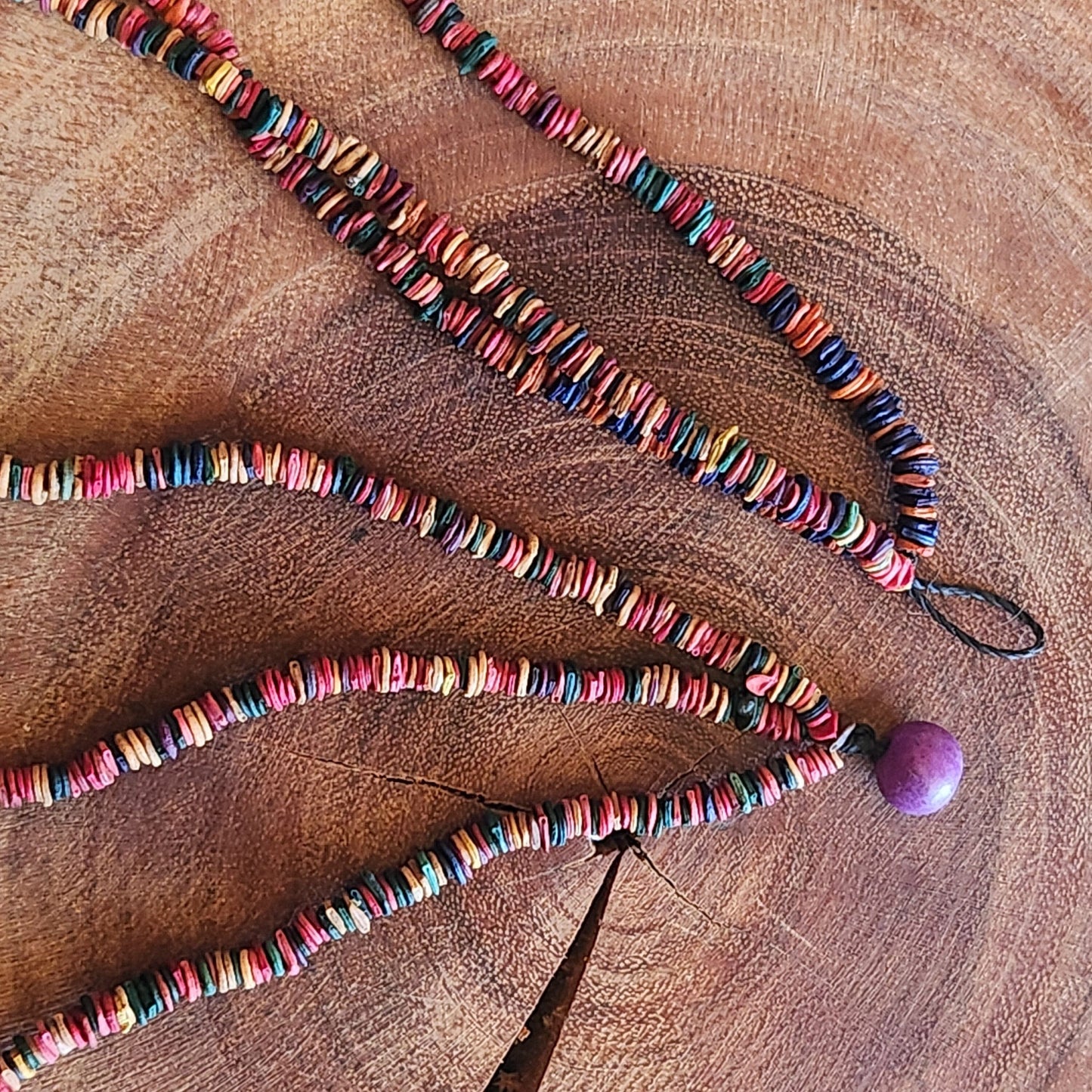 Collier de graines de morototo multicolores 3 lignes et fermeture açai violet - Communauté Jamaraqua collier Communauté Jamaraqua, située sur la rive du fleuve Tapajos, état du Para. 