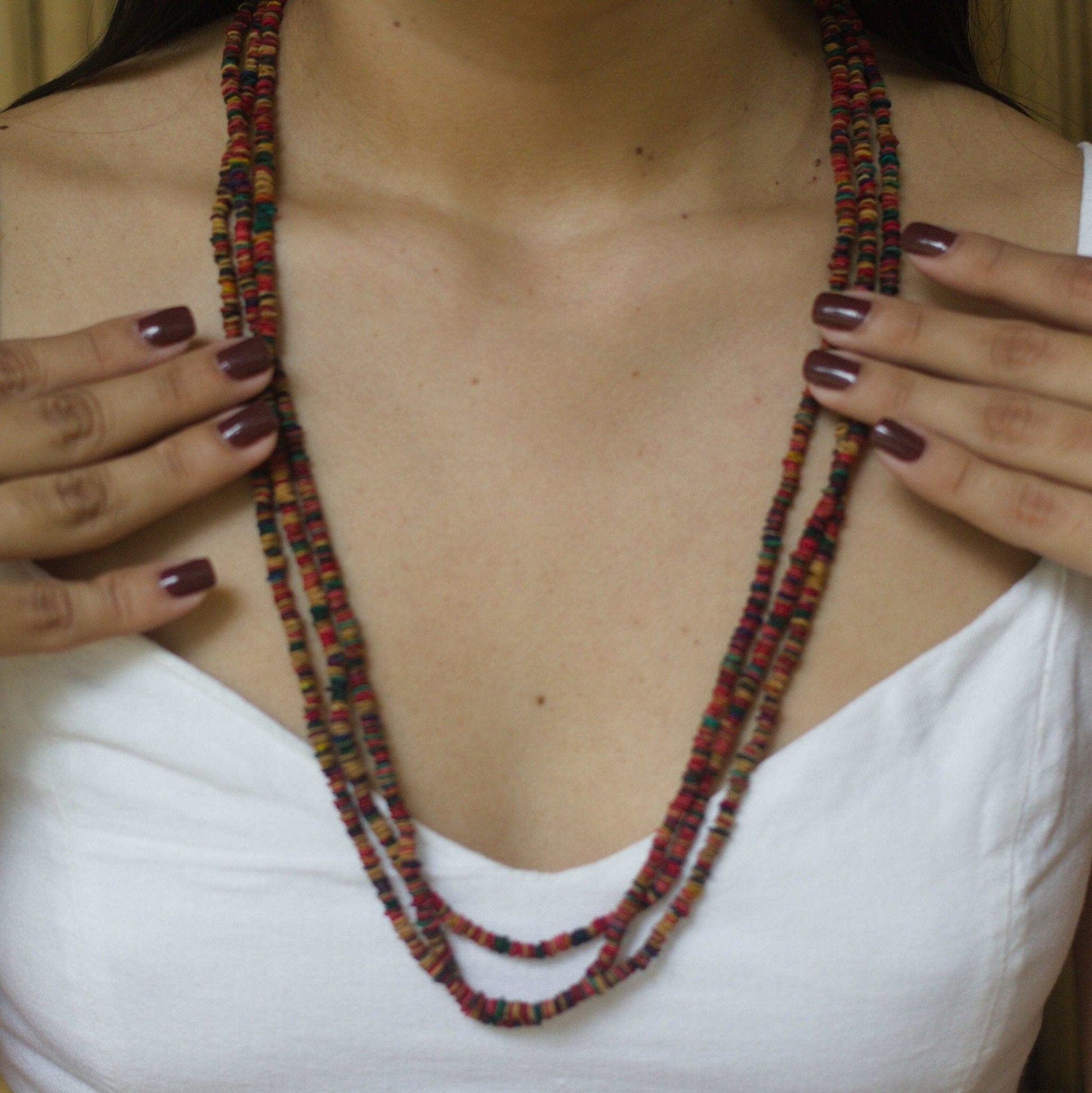 Collier de graines de morototo multicolores 3 lignes et fermeture açai violet - Communauté Jamaraqua collier Communauté Jamaraqua, située sur la rive du fleuve Tapajos, état du Para. 