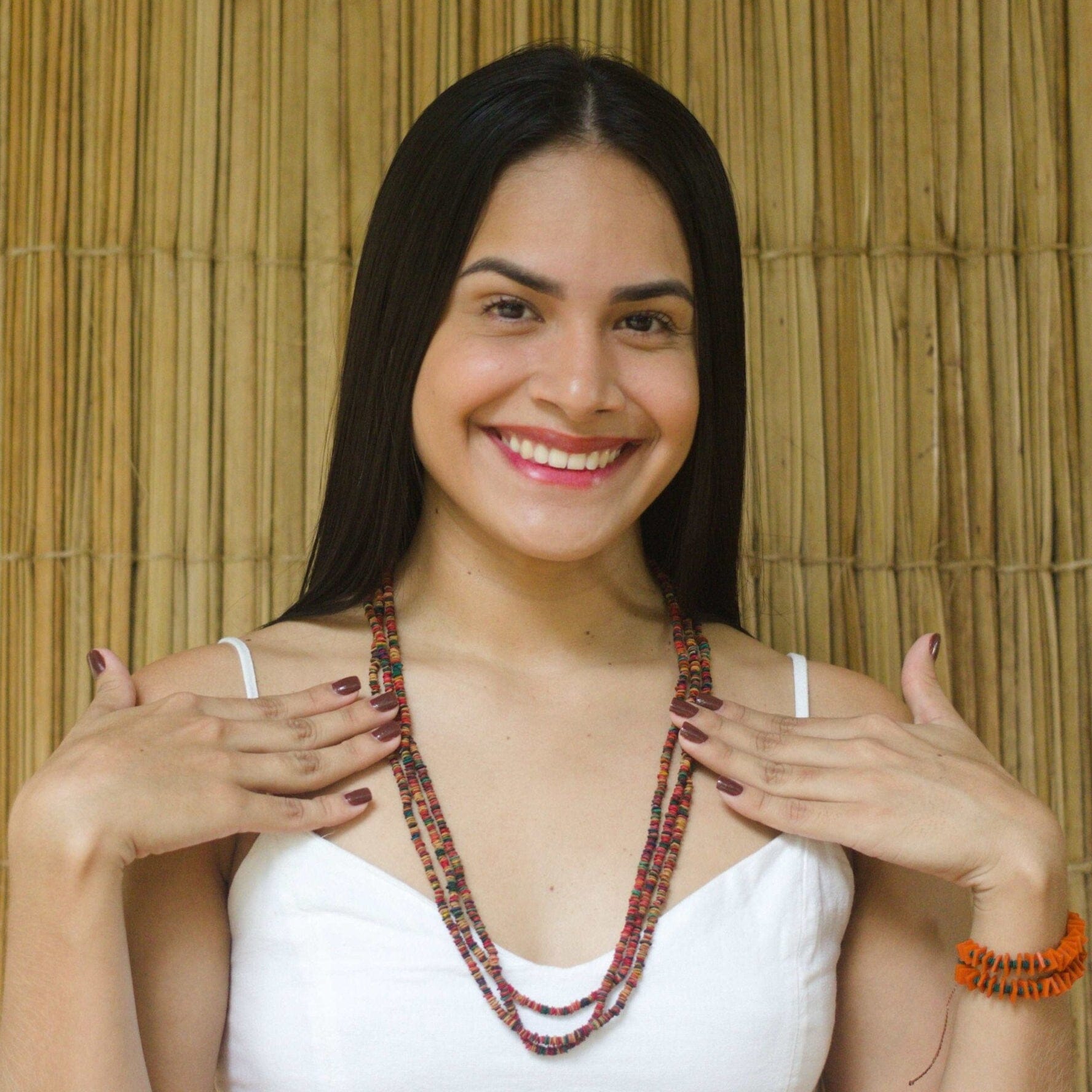Collier de graines de morototo multicolores 3 lignes et fermeture açai violet - Communauté Jamaraqua collier Communauté Jamaraqua, située sur la rive du fleuve Tapajos, état du Para. 