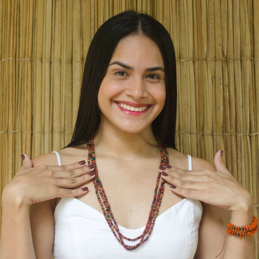 Collier de graines de morototo multicolores 3 lignes et fermeture açai violet - Communauté Jamaraqua collier Communauté Jamaraqua, située sur la rive du fleuve Tapajos, état du Para. 