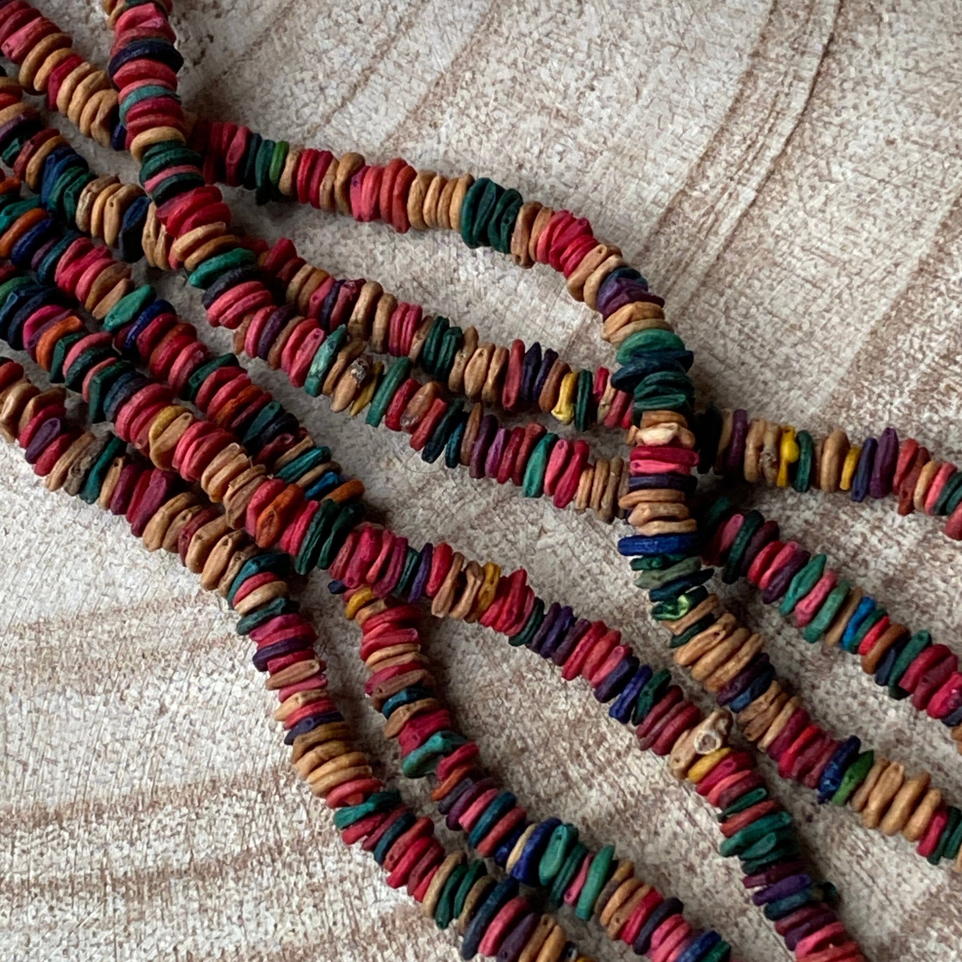 Collier de graines de morototo multicolores 3 lignes et fermeture açai violet - Communauté Jamaraqua collier Communauté Jamaraqua, située sur la rive du fleuve Tapajos, état du Para. 