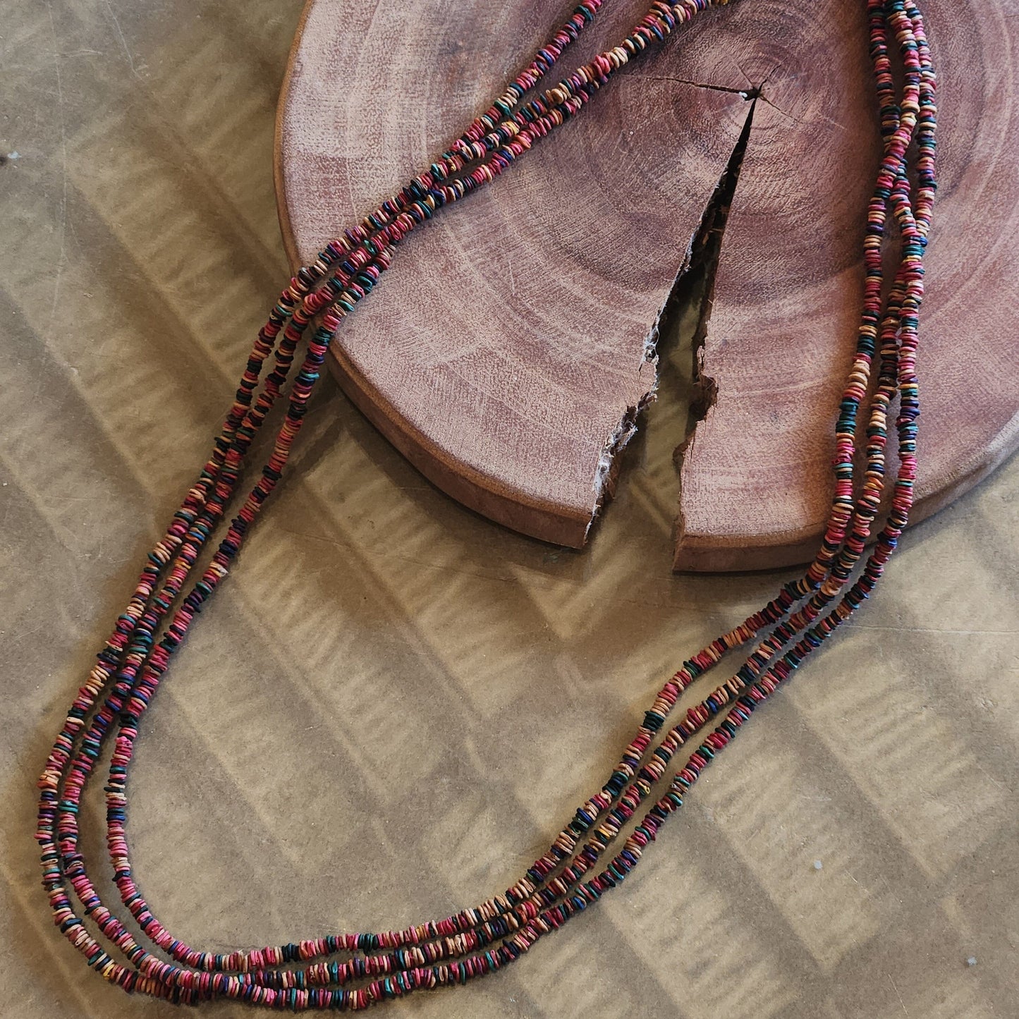 Collier de graines de morototo multicolores 3 lignes et fermeture açai violet - Communauté Jamaraqua collier Communauté Jamaraqua, située sur la rive du fleuve Tapajos, état du Para. 