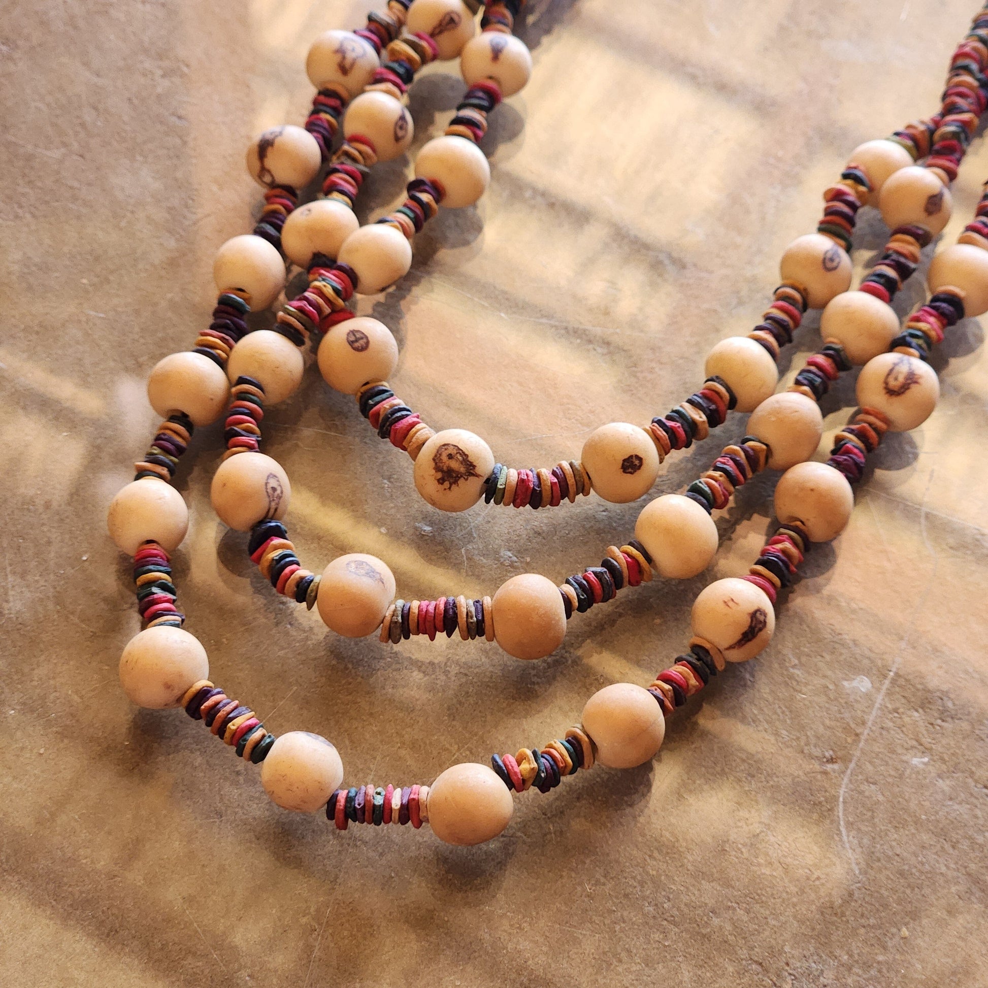 Collier de graines de morototo multicolores et açai naturelles Collier Communauté Jamaraqua, située sur la rive du fleuve Tapajos, état du Para. 