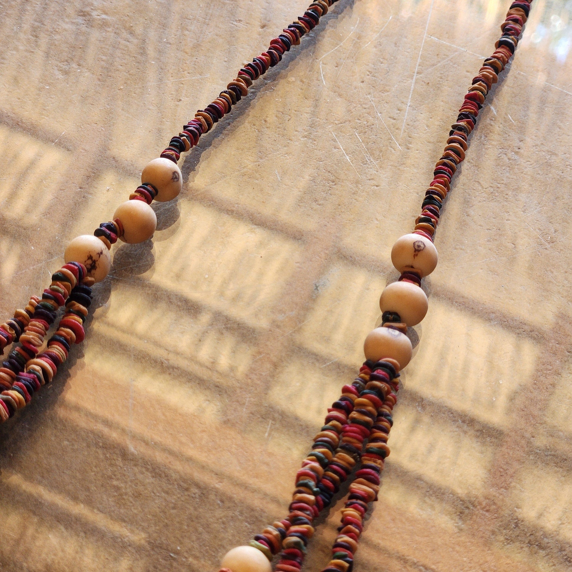 Collier de graines de morototo multicolores et açai naturelles Collier Communauté Jamaraqua, située sur la rive du fleuve Tapajos, état du Para. 