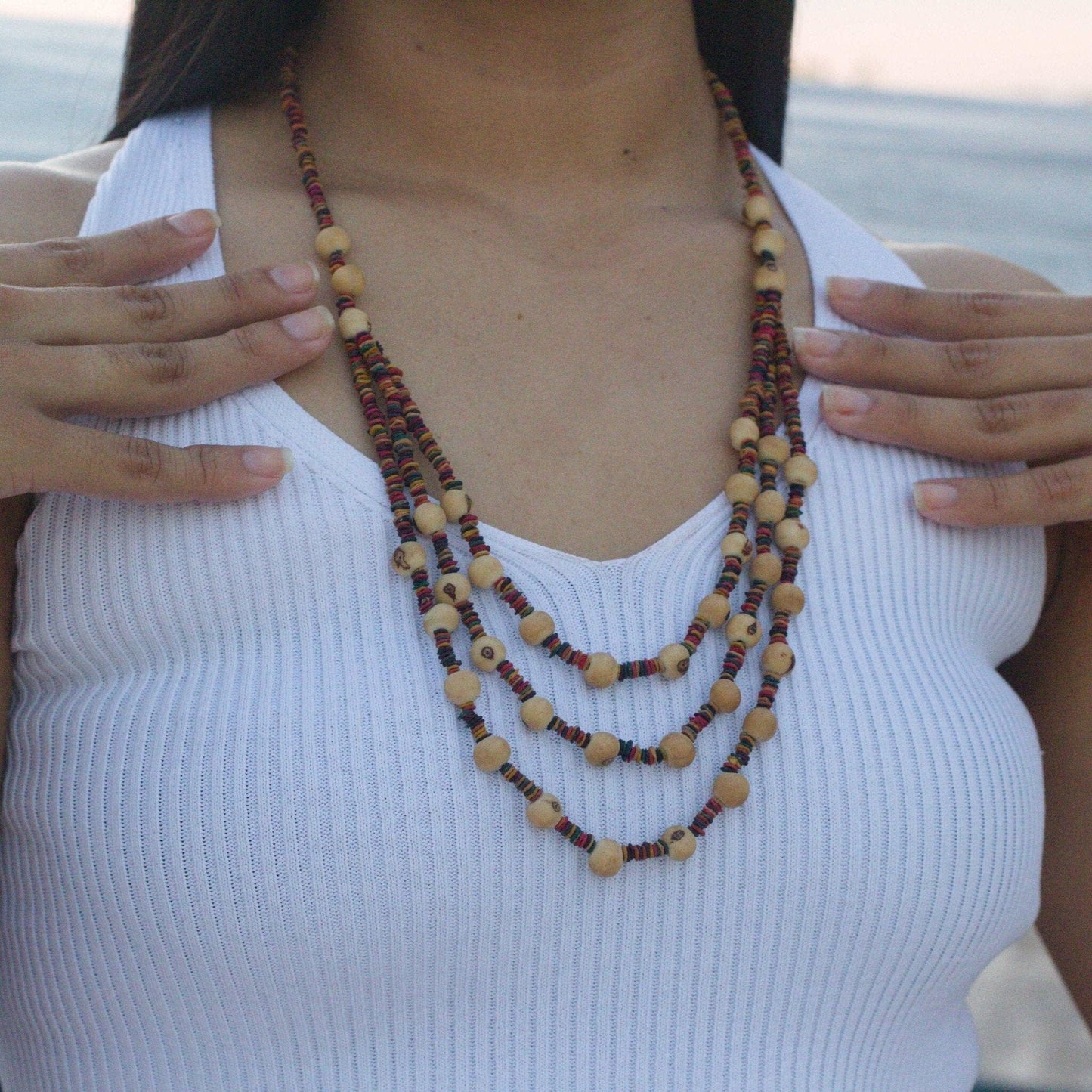 Collier de graines de morototo multicolores et açai naturelles Collier Communauté Jamaraqua, située sur la rive du fleuve Tapajos, état du Para. 