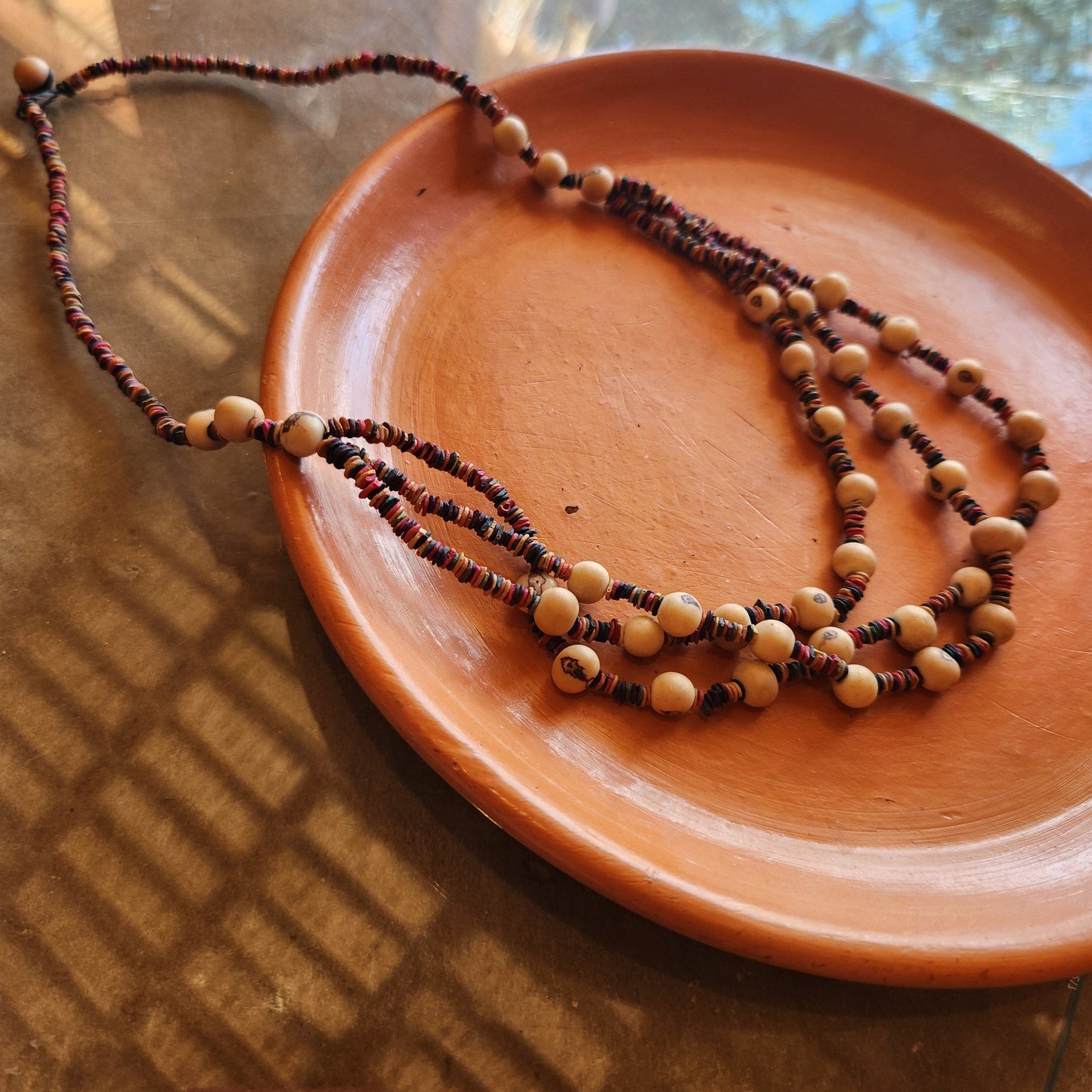 Collier de graines de morototo multicolores et açai naturelles Collier Communauté Jamaraqua, située sur la rive du fleuve Tapajos, état du Para. 