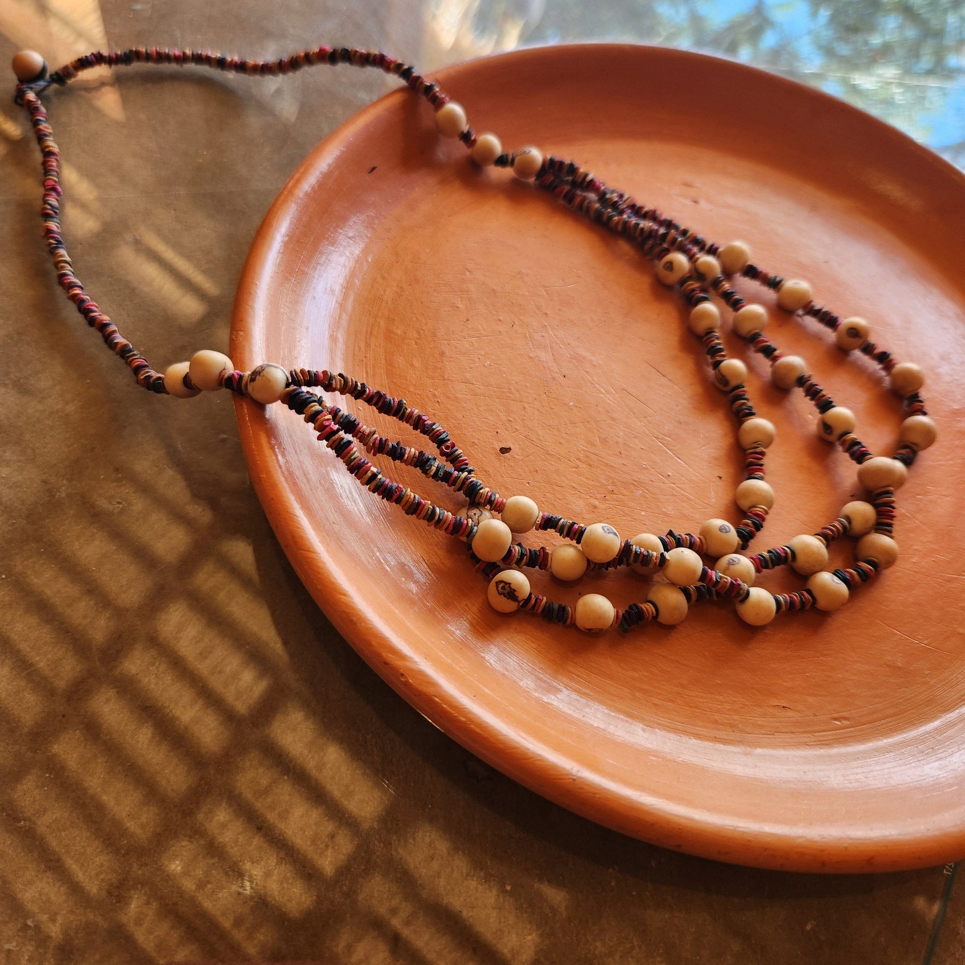 Collier de graines de morototo multicolores et açai naturelles Collier Communauté Jamaraqua, située sur la rive du fleuve Tapajos, état du Para. 