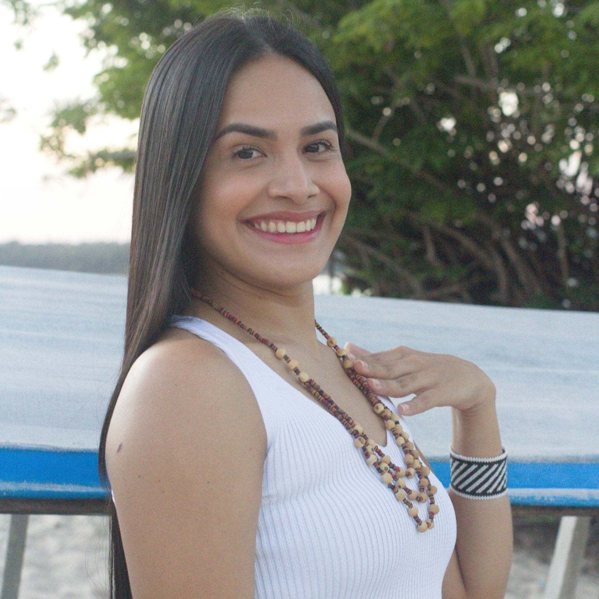 Collier de graines de morototo multicolores et açai naturelles Collier Communauté Jamaraqua, située sur la rive du fleuve Tapajos, état du Para. 