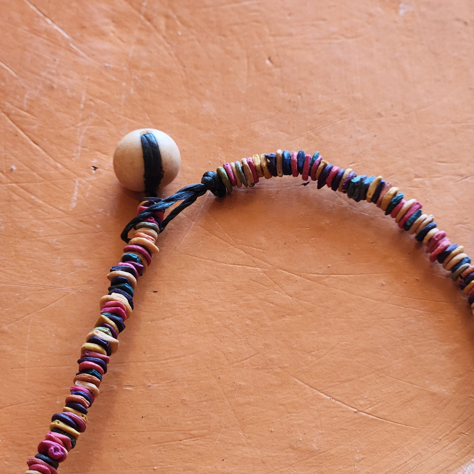 Collier de graines de morototo multicolores et açai naturelles Collier Communauté Jamaraqua, située sur la rive du fleuve Tapajos, état du Para. 