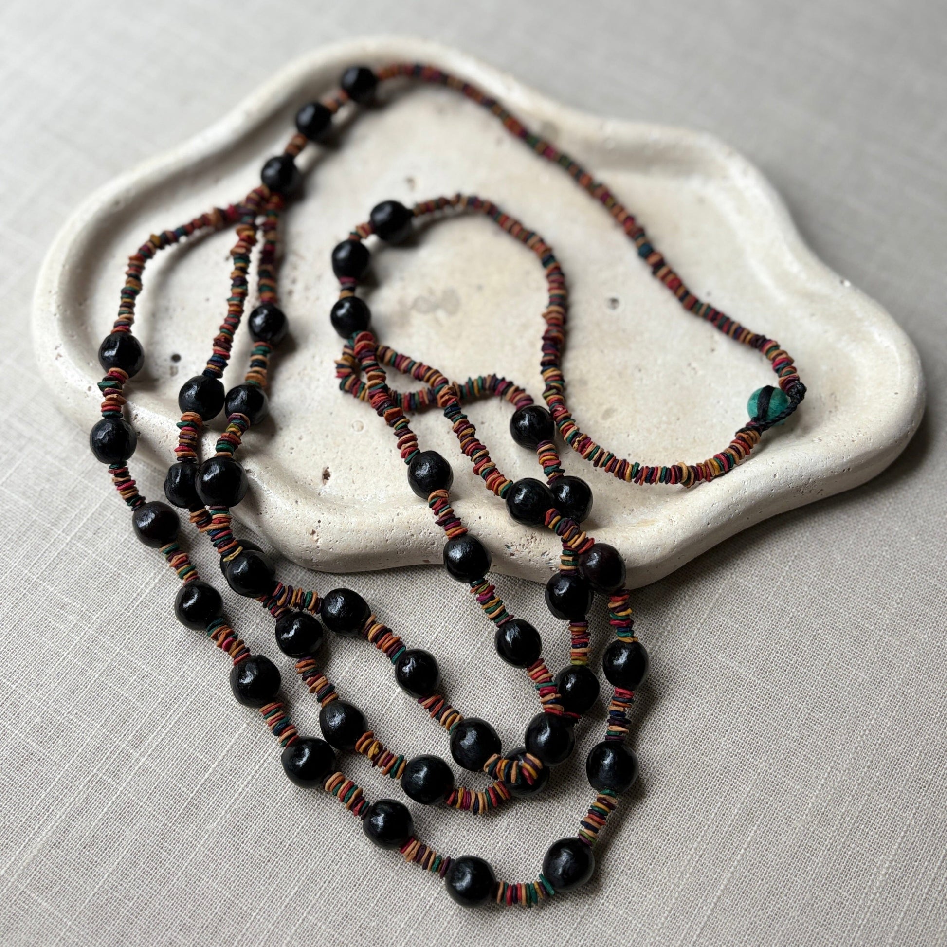 Collier de graines de morototo multicolores et saboneteira - fermeture bleu Collier Communauté Jamaraqua, située sur la rive du fleuve Tapajos, état du Para. 