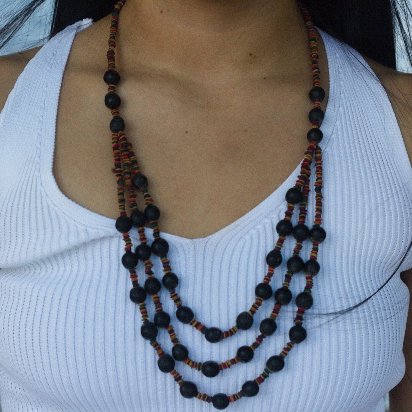 Collier de graines de morototo multicolores et saboneteira - fermeture bleu Collier Communauté Jamaraqua, située sur la rive du fleuve Tapajos, état du Para. 