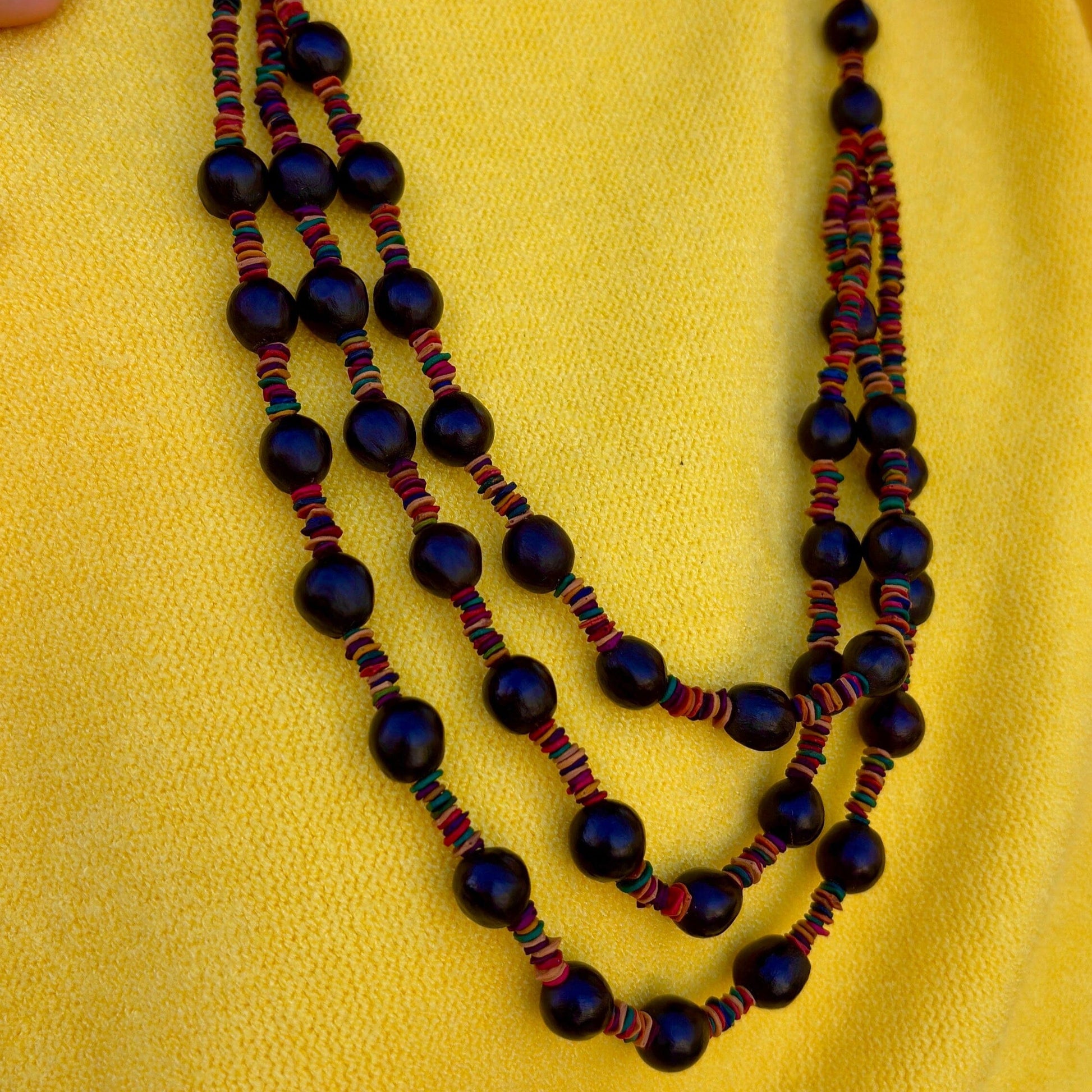 Collier de graines de morototo multicolores et saboneteira - fermeture bleu Collier Communauté Jamaraqua, située sur la rive du fleuve Tapajos, état du Para. 