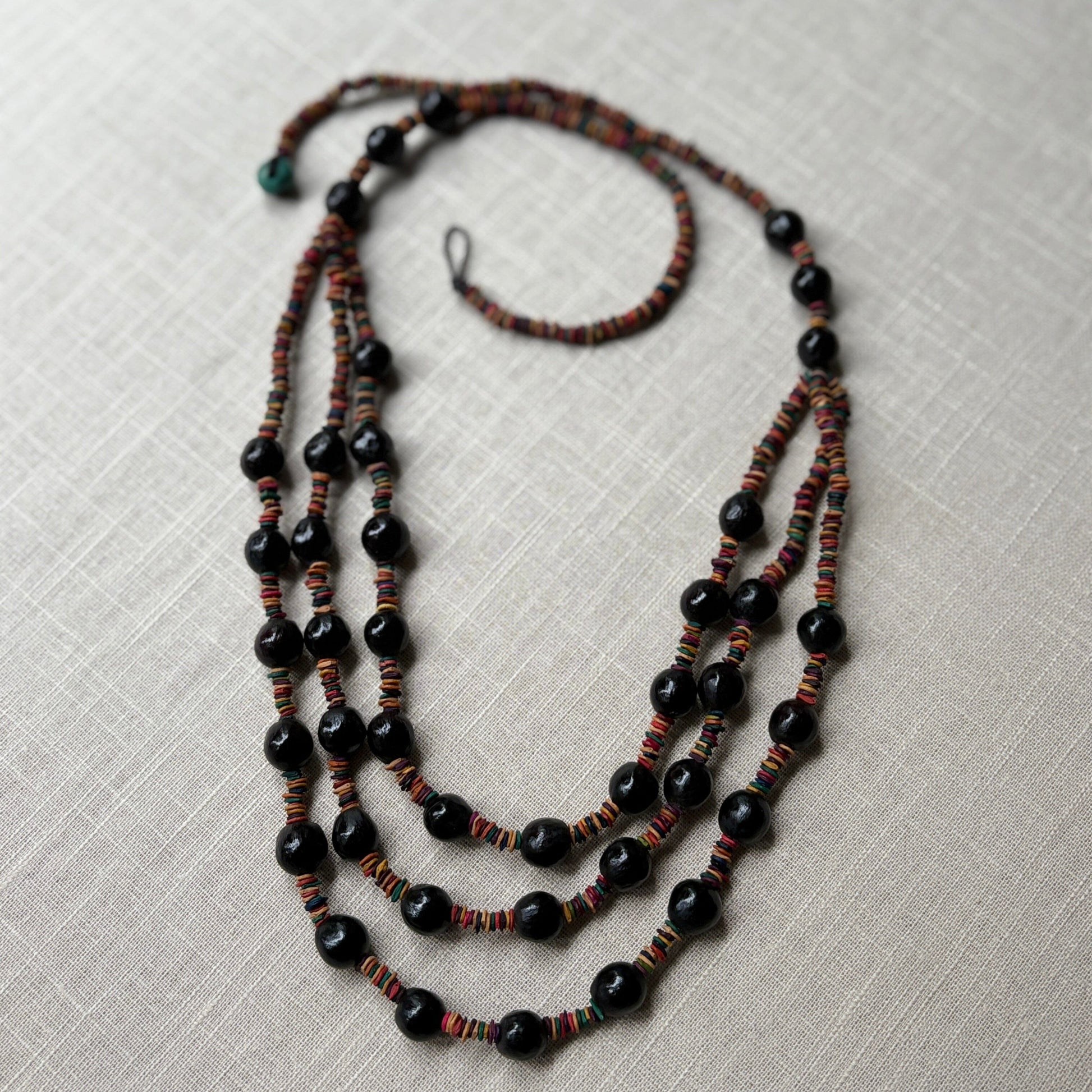 Collier de graines de morototo multicolores et saboneteira - fermeture bleu Collier Communauté Jamaraqua, située sur la rive du fleuve Tapajos, état du Para. 