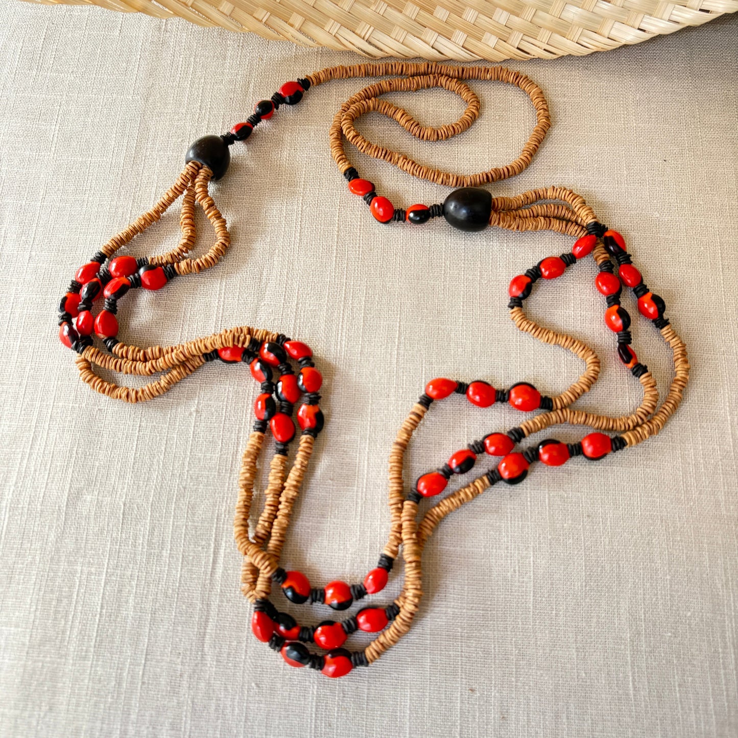 Collier de graines de morototo naturel, tento rouge et noix et coco - Ethnie Wai Wai Collier Ethnie Wai Wai localisée dans les états de l' Amazonas, Pará et Roraima dans le Nord du Brésil. 