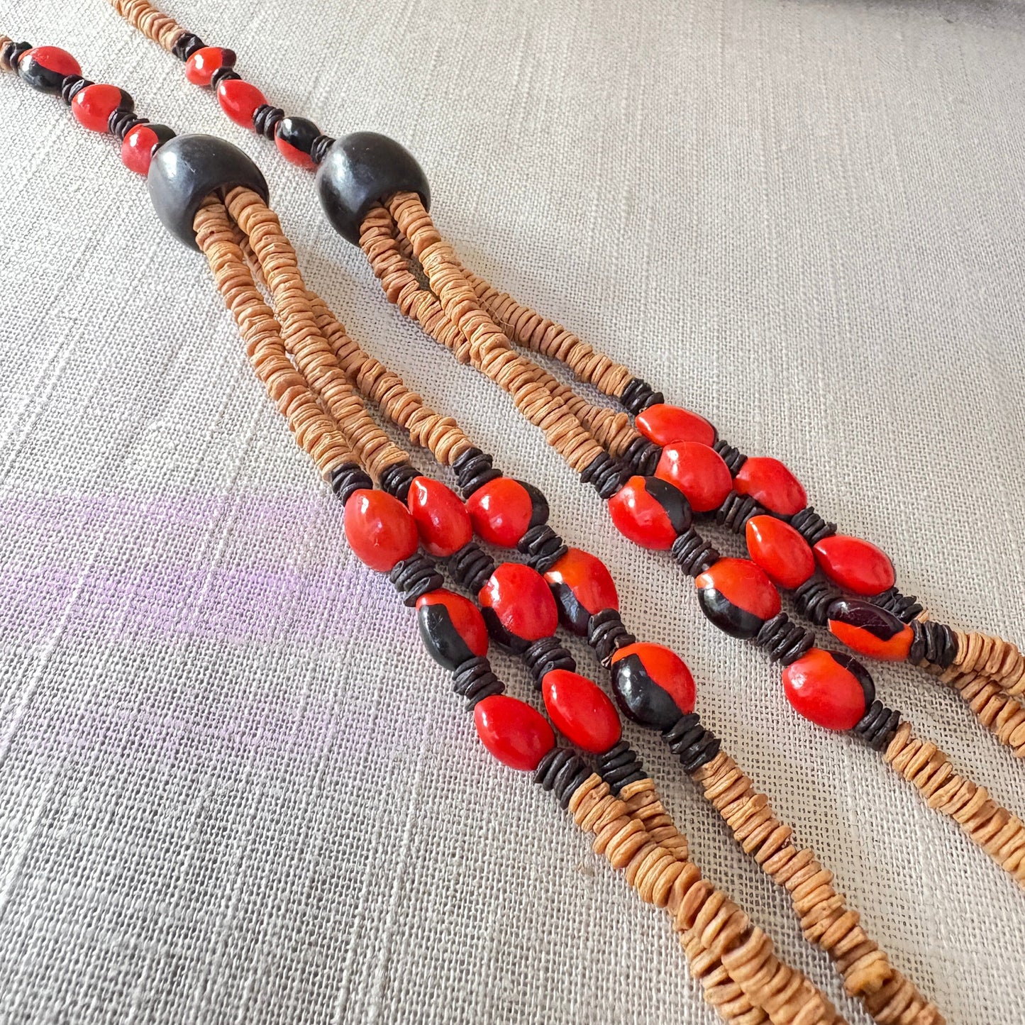 Collier de graines de morototo naturel, tento rouge et noix et coco - Ethnie Wai Wai Collier Ethnie Wai Wai localisée dans les états de l' Amazonas, Pará et Roraima dans le Nord du Brésil. 