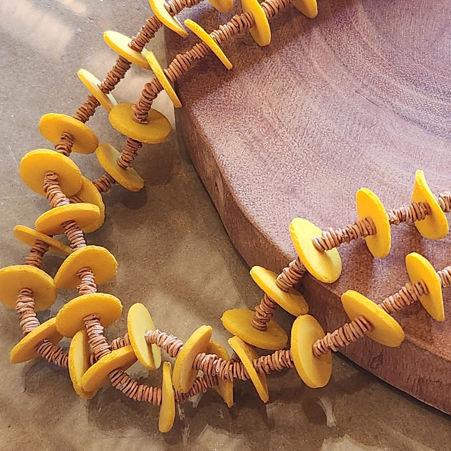 Collier de graines de morototo naturelles et latex jaune - Communauté Jamaraqua collier Communauté Jamaraqua, située sur la rive du fleuve Tapajos, état du Para. 