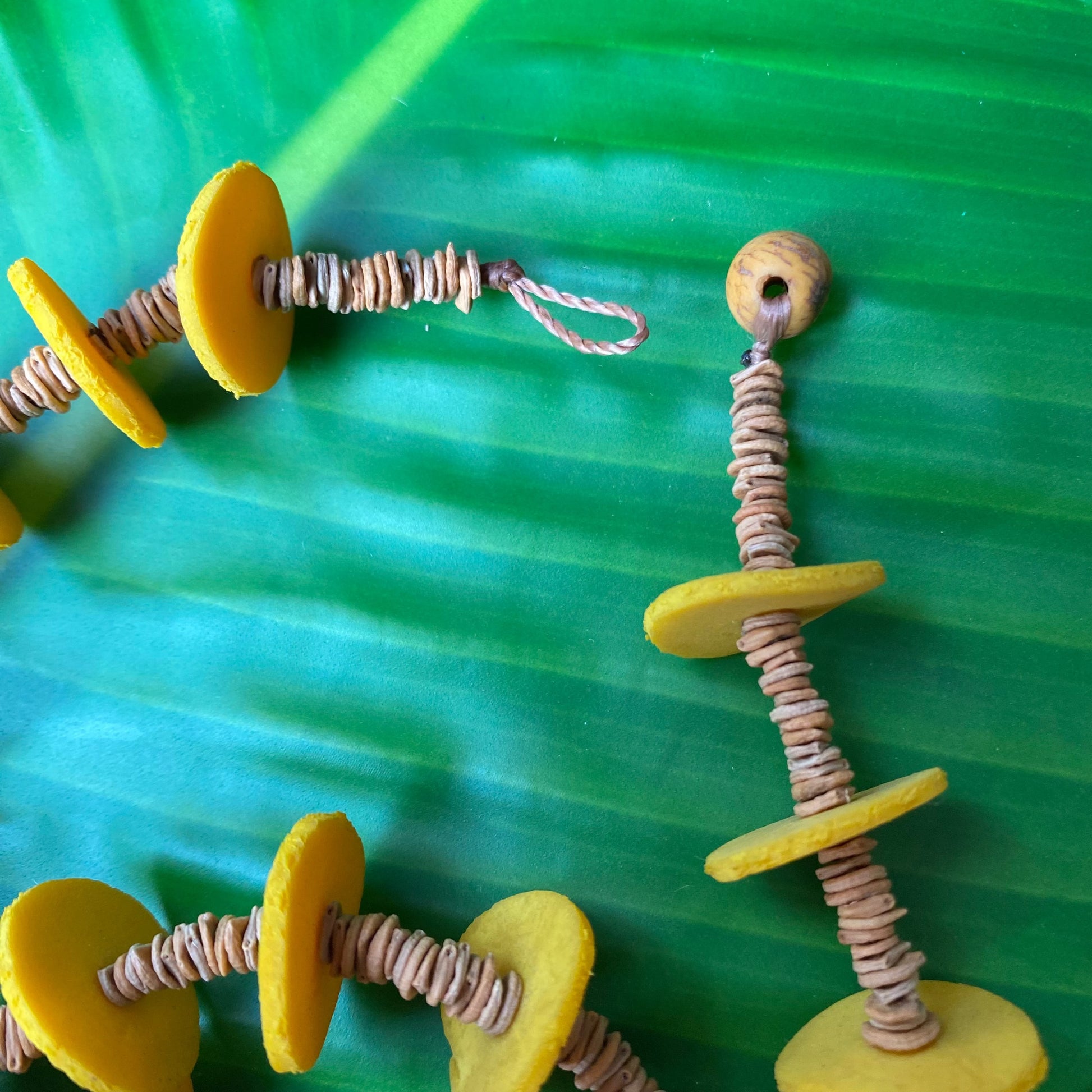 Collier de graines de morototo naturelles et latex jaune - Communauté Jamaraqua collier Communauté Jamaraqua, située sur la rive du fleuve Tapajos, état du Para. 