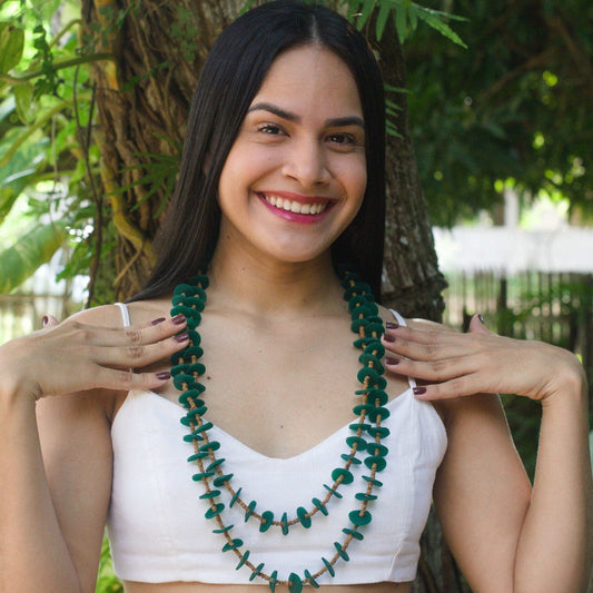 Collier de graines de morototo naturelles et latex vert - Communauté Jamaraqua collier Communauté Jamaraqua, située sur la rive du fleuve Tapajos, état du Para. 