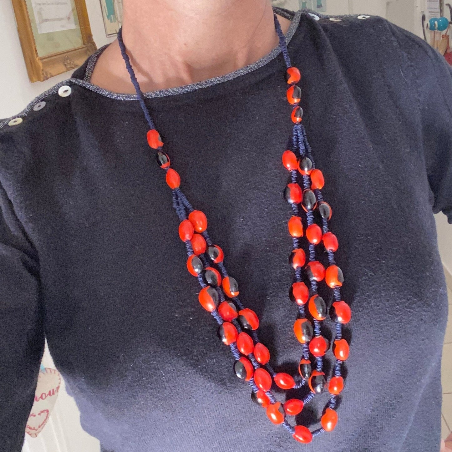 Collier de graines de morototo noir et tento rouge et noir Collier Communauté Jamaraqua, située sur la rive du fleuve Tapajos, état du Para. 