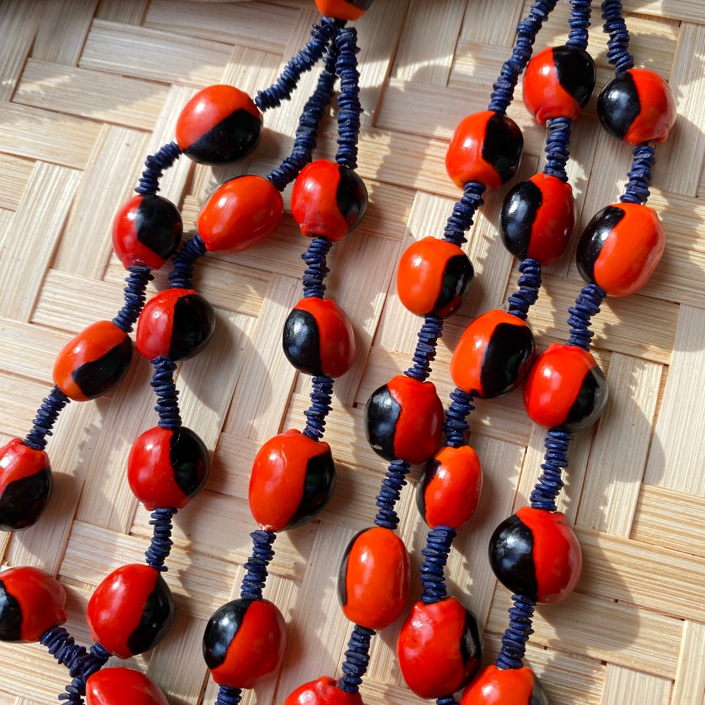 Collier de graines de morototo noir et tento rouge et noir Collier Communauté Jamaraqua, située sur la rive du fleuve Tapajos, état du Para. 