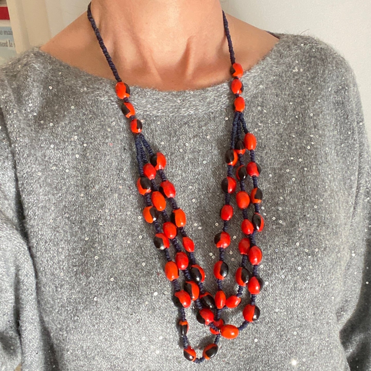 Collier de graines de morototo noir et tento rouge et noir Collier Communauté Jamaraqua, située sur la rive du fleuve Tapajos, état du Para. 