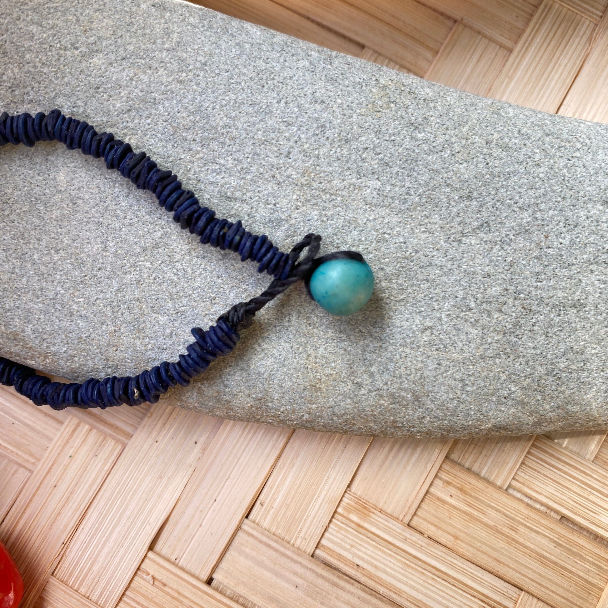 Collier de graines de morototo noir et tento rouge et noir Collier Communauté Jamaraqua, située sur la rive du fleuve Tapajos, état du Para. 