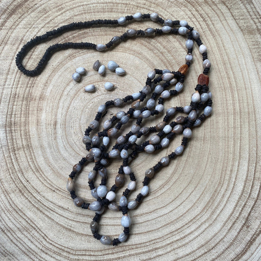 Collier de graines de morototo noires et larmes de Job - 4 lignes - Ethnie Wai Wai collier Ethnie Wai Wai localisée dans les états de l' Amazonas, Pará et Roraima dans le Nord du Brésil. 
