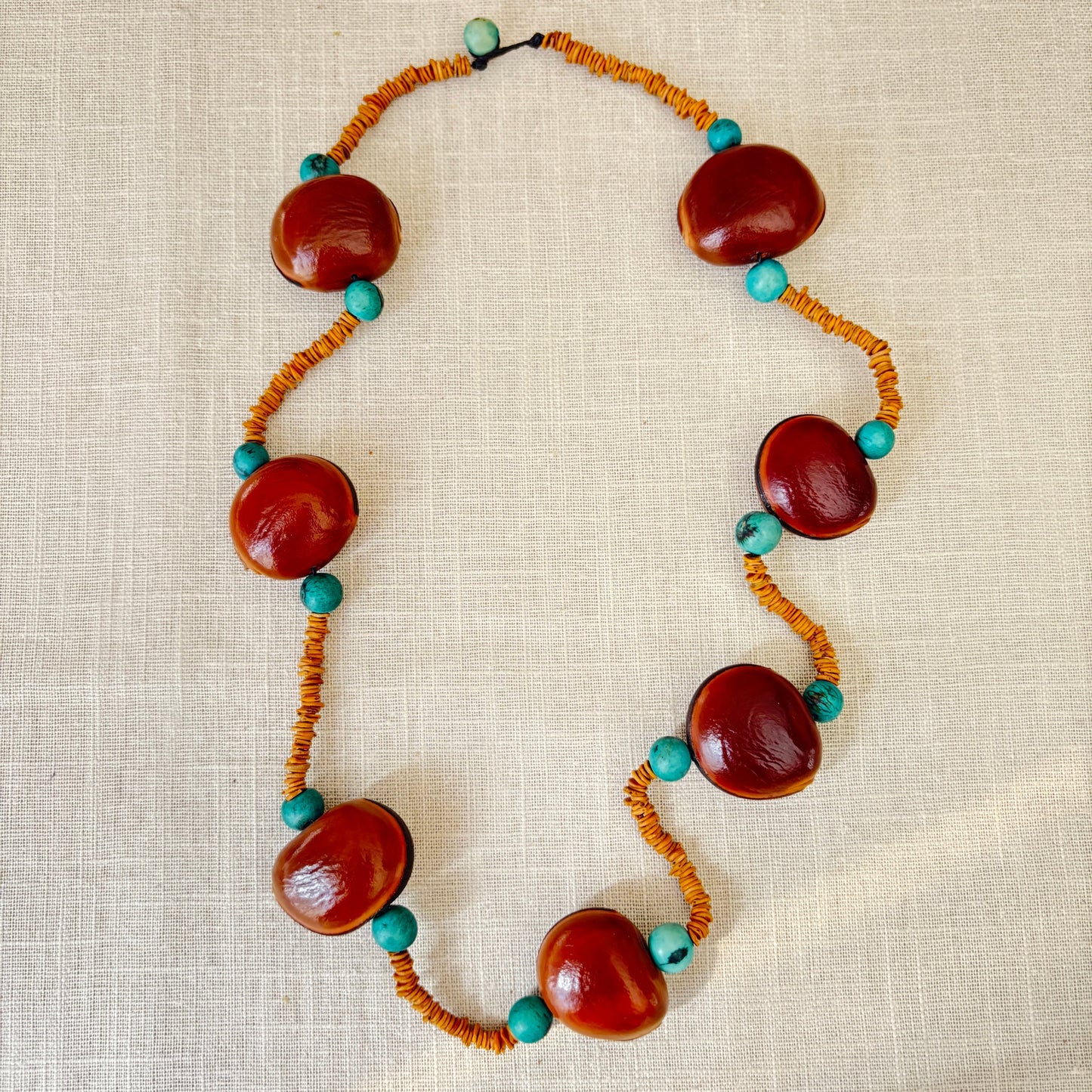 Collier de graines de morototo, olho de boi et açai turquoise - Communauté Jamaraqua collier Communauté Jamaraqua, située sur la rive du fleuve Tapajos, état du Para. 