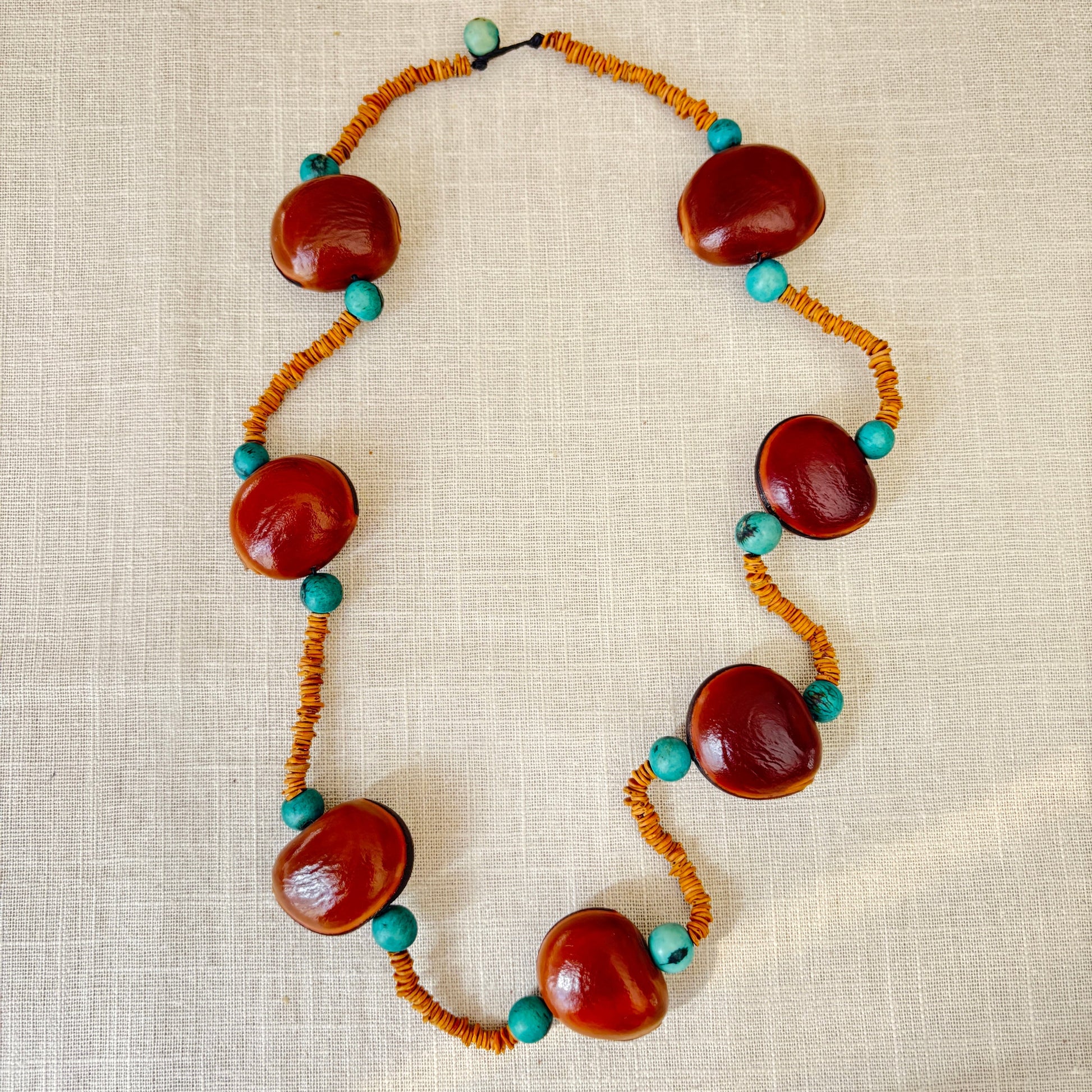 Collier de graines de morototo, olho de boi et açai turquoise - Communauté Jamaraqua collier Communauté Jamaraqua, située sur la rive du fleuve Tapajos, état du Para. 