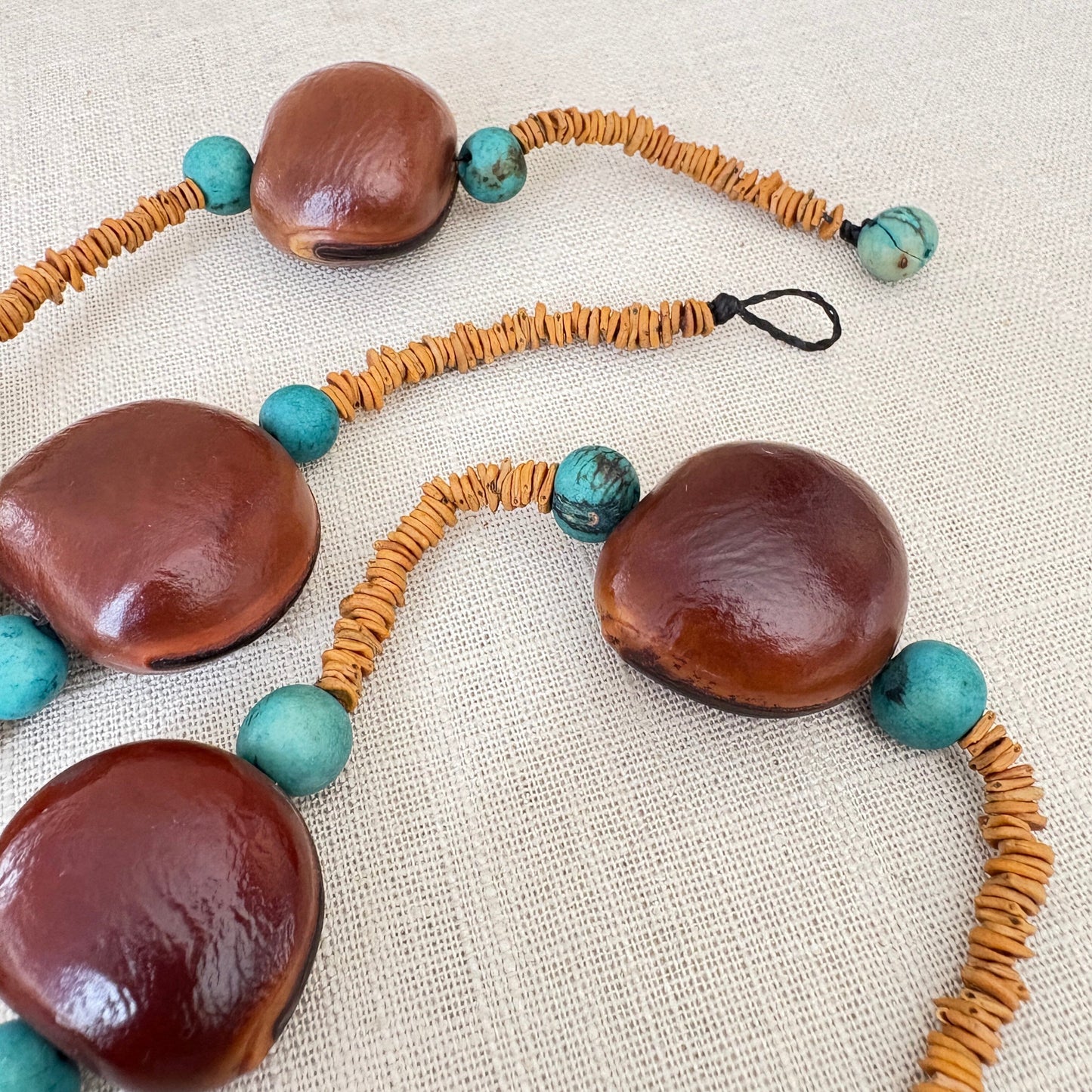 Collier de graines de morototo, olho de boi et açai turquoise - Communauté Jamaraqua collier Communauté Jamaraqua, située sur la rive du fleuve Tapajos, état du Para. 