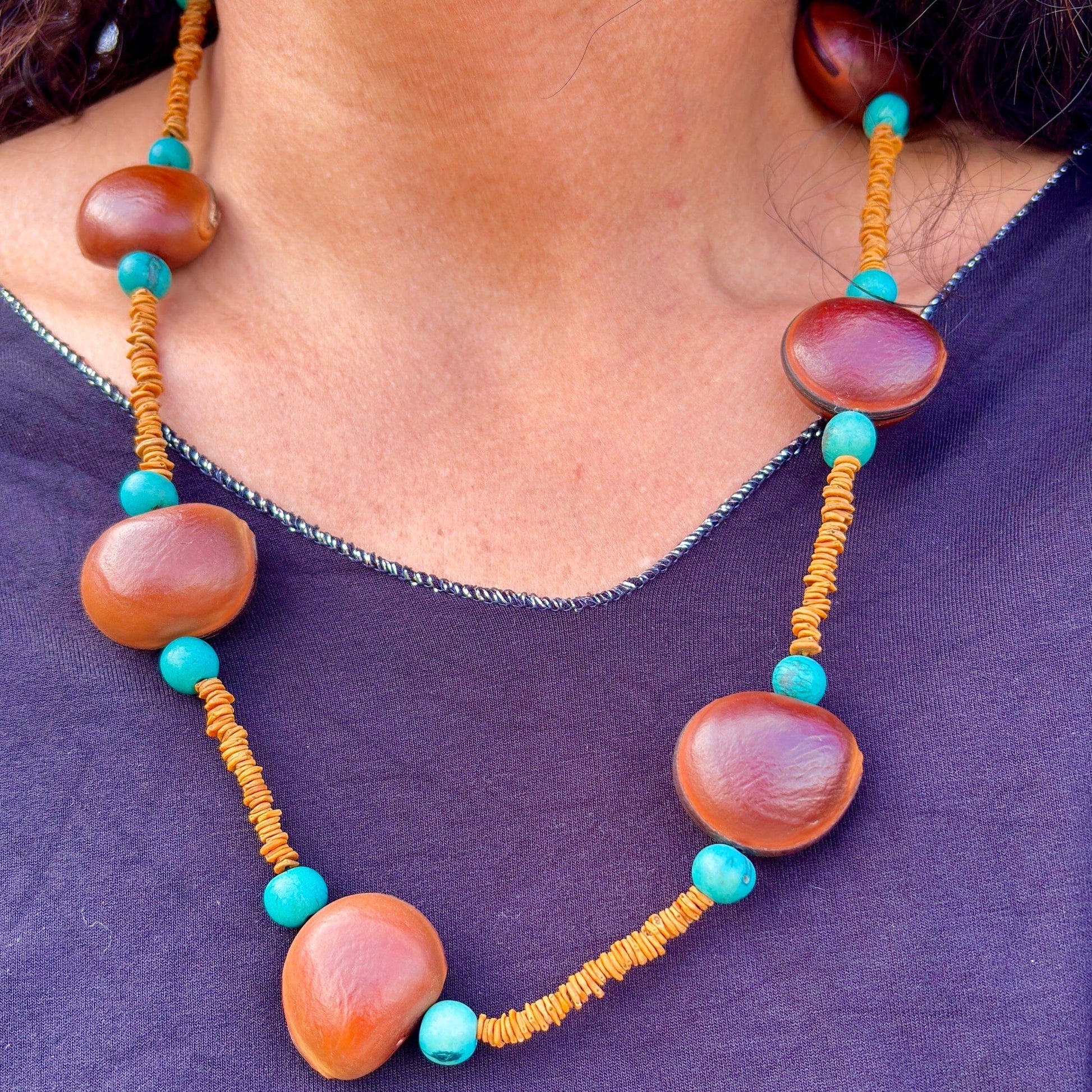 Collier de graines de morototo, olho de boi et açai turquoise - Communauté Jamaraqua collier Communauté Jamaraqua, située sur la rive du fleuve Tapajos, état du Para. 