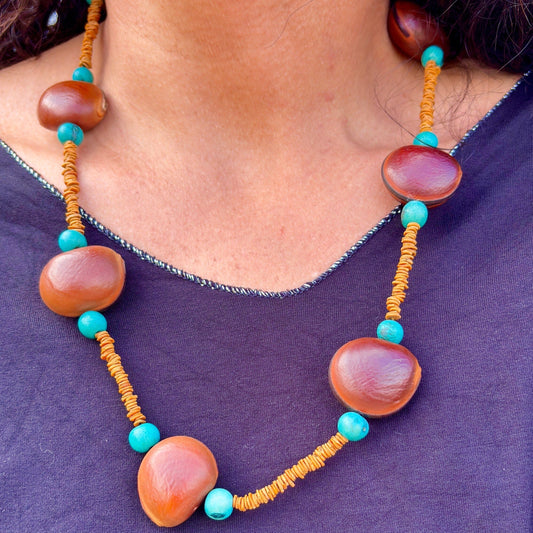 Collier de graines de morototo, olho de boi et açai turquoise - Communauté Jamaraqua collier Communauté Jamaraqua, située sur la rive du fleuve Tapajos, état du Para. 