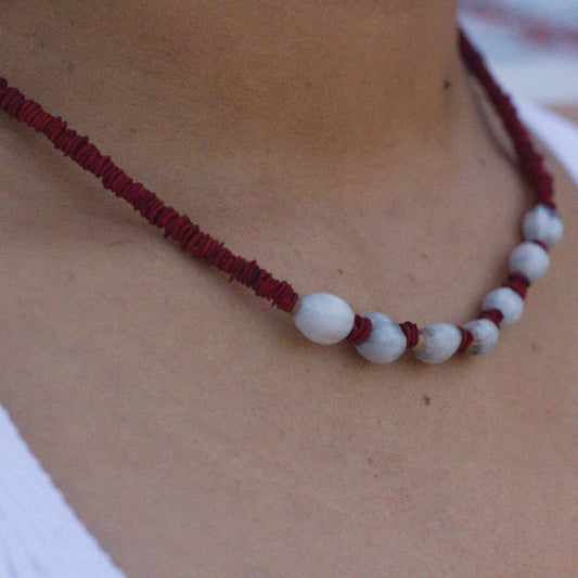 Collier de graines de morototo rouge et larmes de Job ras de cou Collier Communauté Jamaraqua, située sur la rive du fleuve Tapajos, état du Para. 