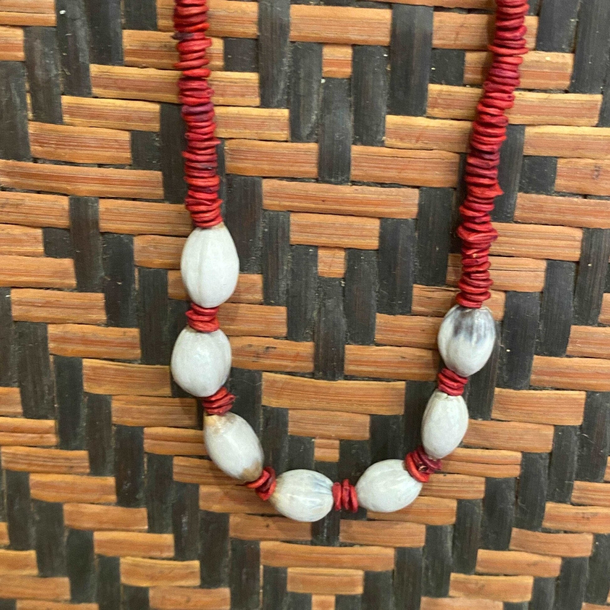 Collier de graines de morototo rouge et larmes de Job ras de cou Collier Communauté Jamaraqua, située sur la rive du fleuve Tapajos, état du Para. 