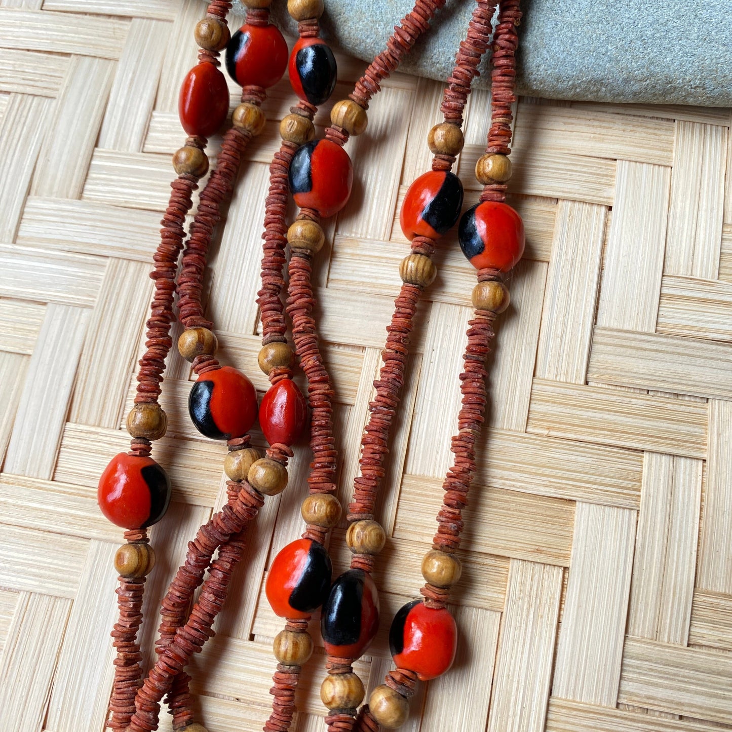 Collier de graines de morototo rouge, tento rouges et noires et billes de bois Collier Communauté Jamaraqua, située sur la rive du fleuve Tapajos, état du Para. 
