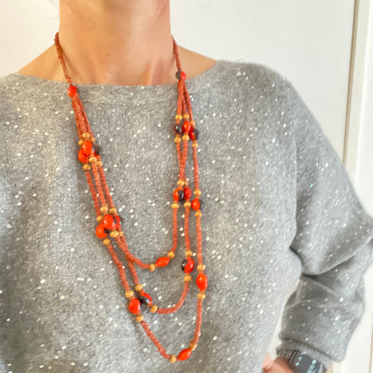 Collier de graines de morototo rouge, tento rouges et noires et billes de bois Collier Communauté Jamaraqua, située sur la rive du fleuve Tapajos, état du Para. 