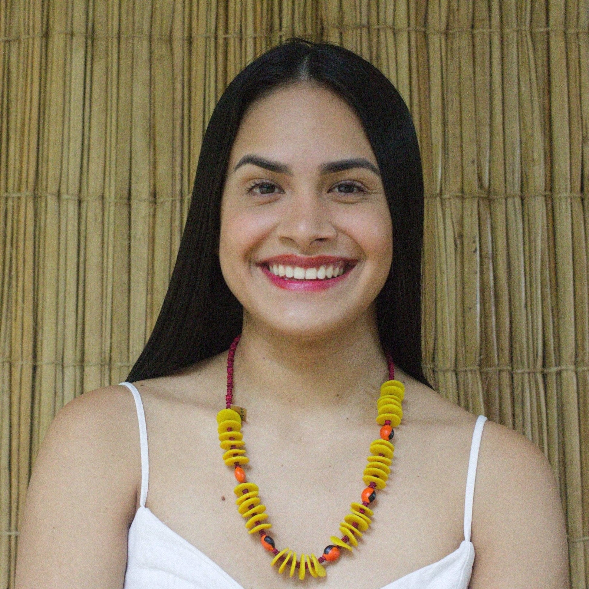 Collier de graines de morototo rouges, disques latex jaunes et graines de tento - Communauté Jamaraqua collier Communauté Jamaraqua, située sur la rive du fleuve Tapajos, état du Para. 