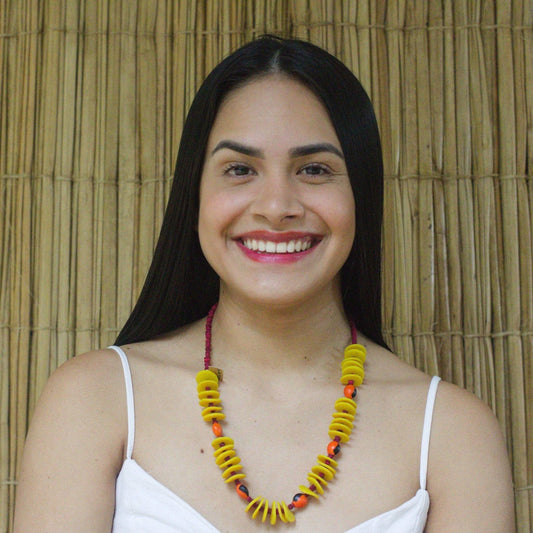 Collier de graines de morototo rouges, disques latex jaunes et graines de tento - Communauté Jamaraqua collier Communauté Jamaraqua, située sur la rive du fleuve Tapajos, état du Para. 