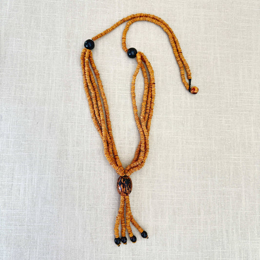 Collier de graines de morototo, saboneteira et paxiuba - Communauté Jamaraqua collier Communauté Jamaraqua, située sur la rive du fleuve Tapajos, état du Para. 