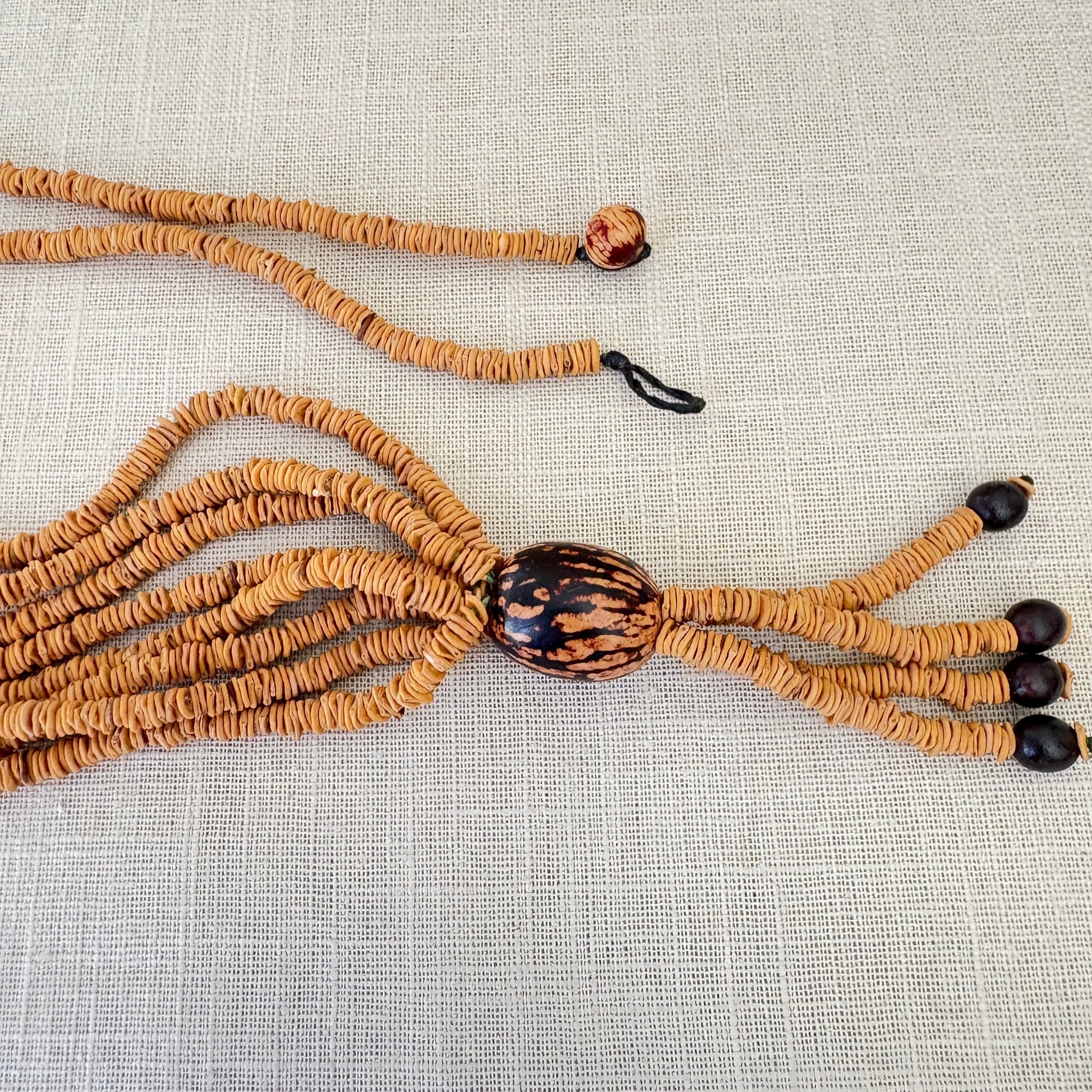 Collier de graines de morototo, saboneteira et paxiuba - Communauté Jamaraqua collier Communauté Jamaraqua, située sur la rive du fleuve Tapajos, état du Para. 