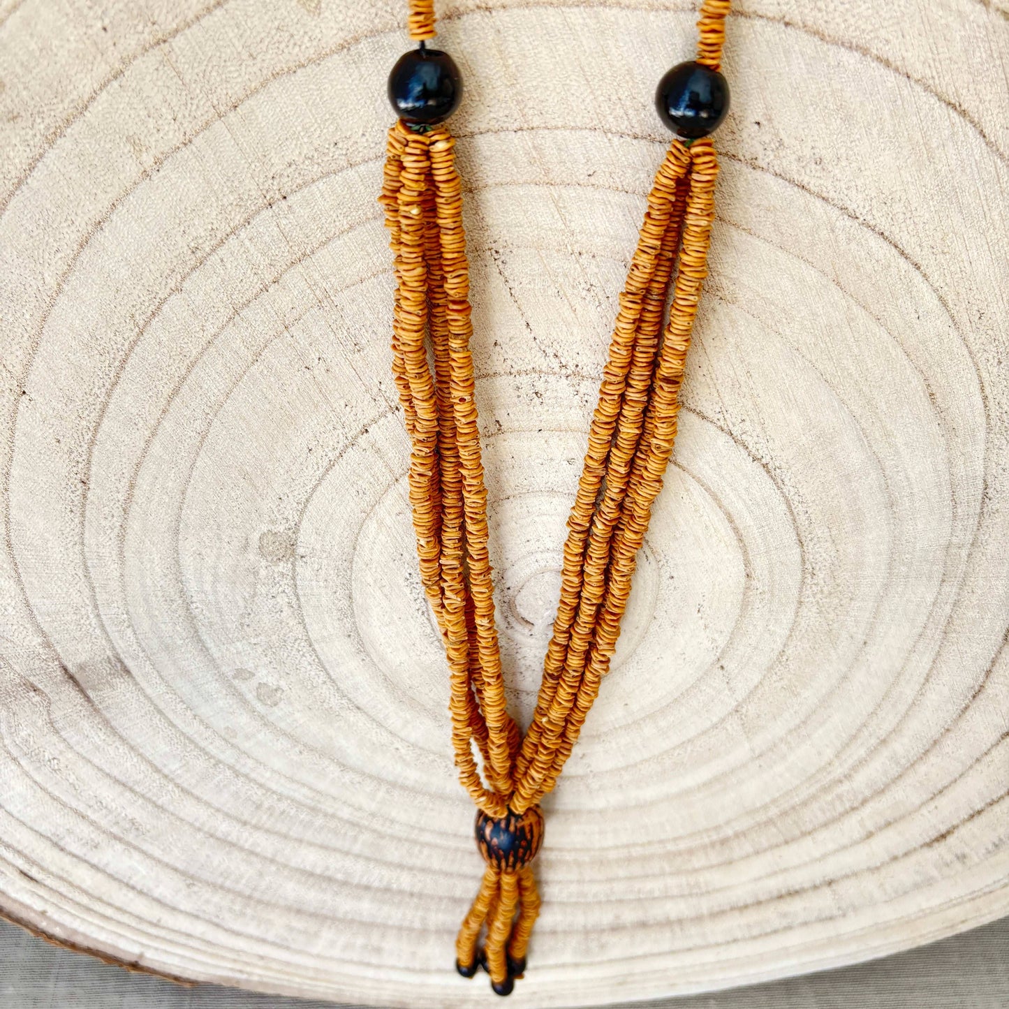 Collier de graines de morototo, saboneteira et paxiuba - Communauté Jamaraqua collier Communauté Jamaraqua, située sur la rive du fleuve Tapajos, état du Para. 