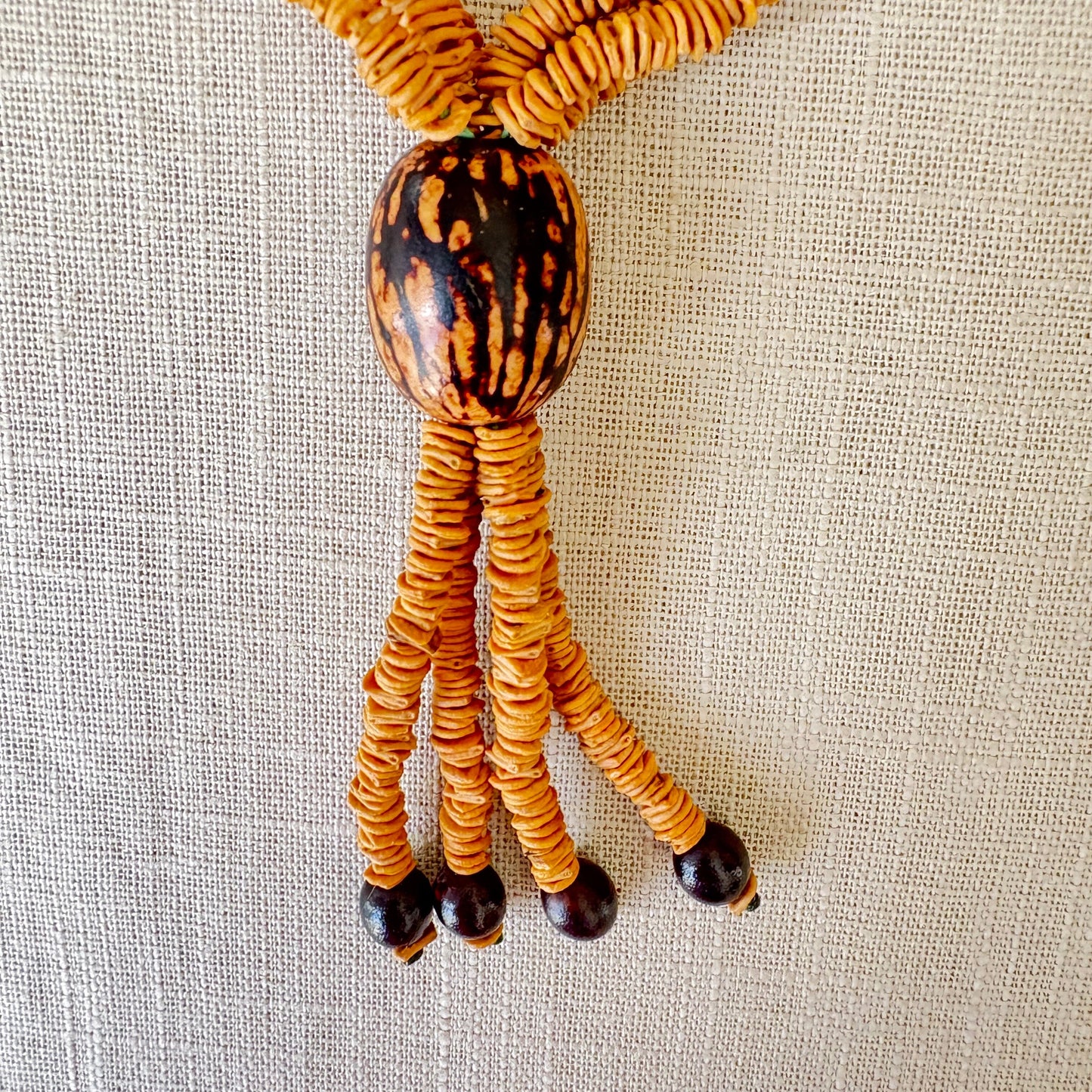 Collier de graines de morototo, saboneteira et paxiuba - Communauté Jamaraqua collier Communauté Jamaraqua, située sur la rive du fleuve Tapajos, état du Para. 