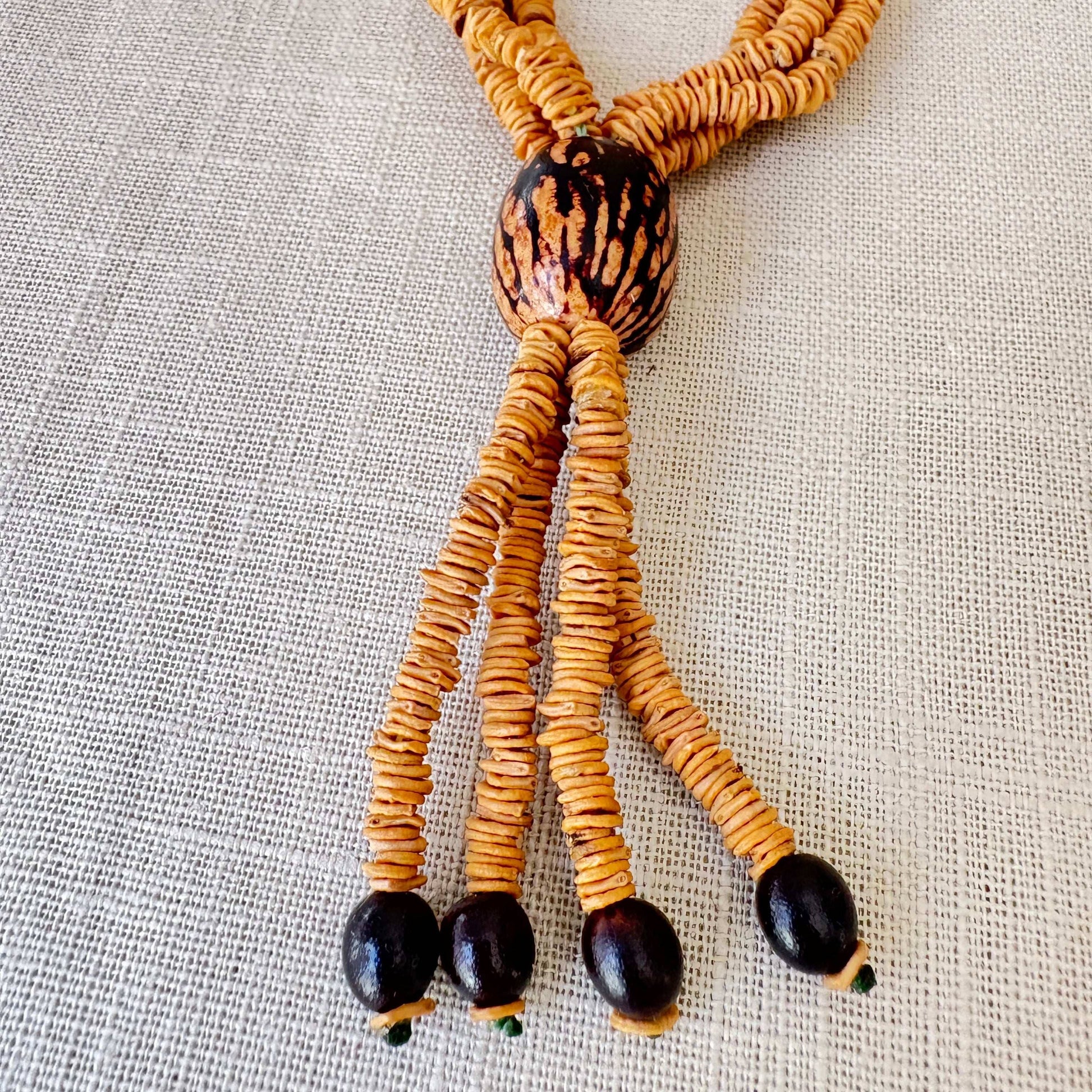 Collier de graines de morototo, saboneteira et paxiuba - Communauté Jamaraqua collier Communauté Jamaraqua, située sur la rive du fleuve Tapajos, état du Para. 