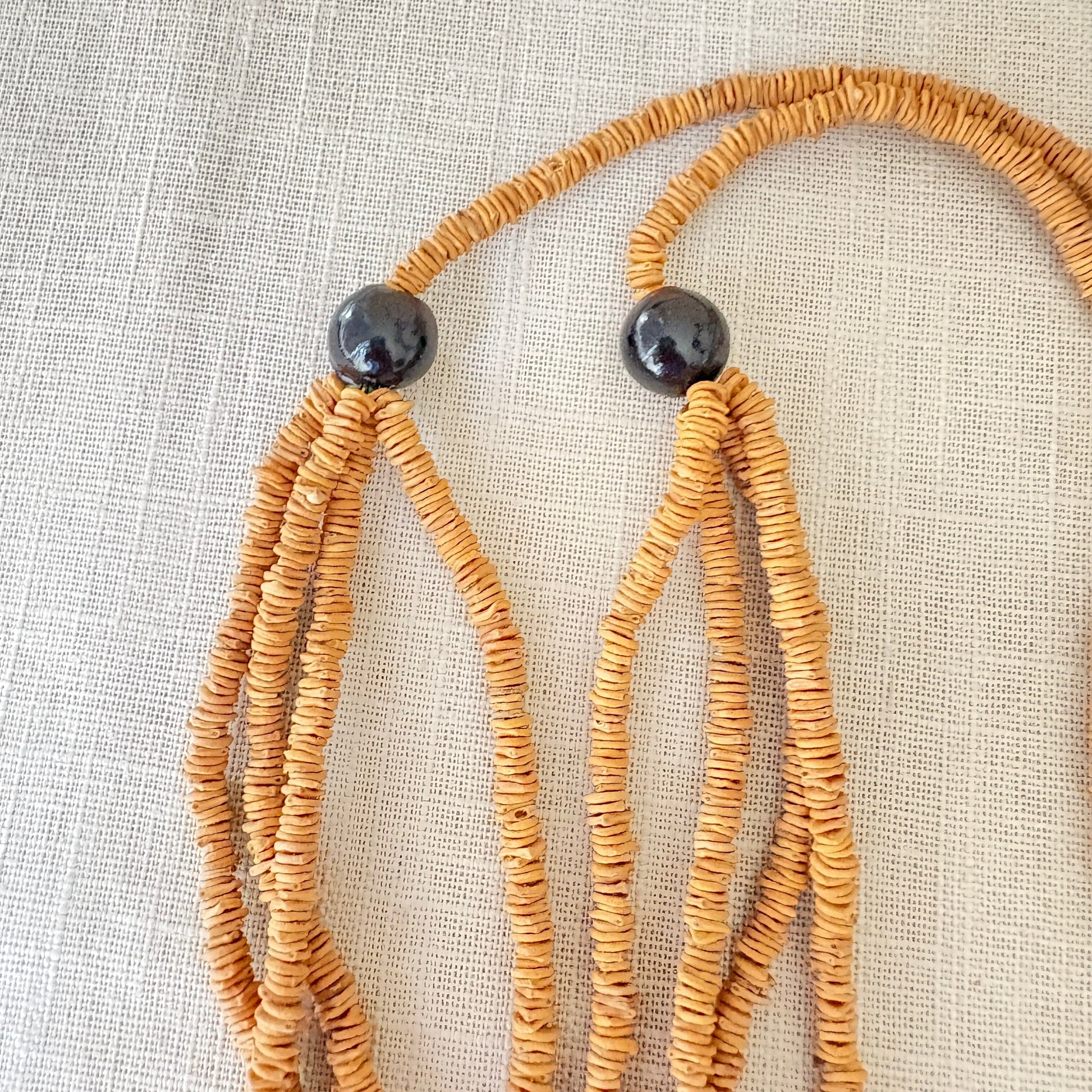 Collier de graines de morototo, saboneteira et paxiuba - Communauté Jamaraqua collier Communauté Jamaraqua, située sur la rive du fleuve Tapajos, état du Para. 